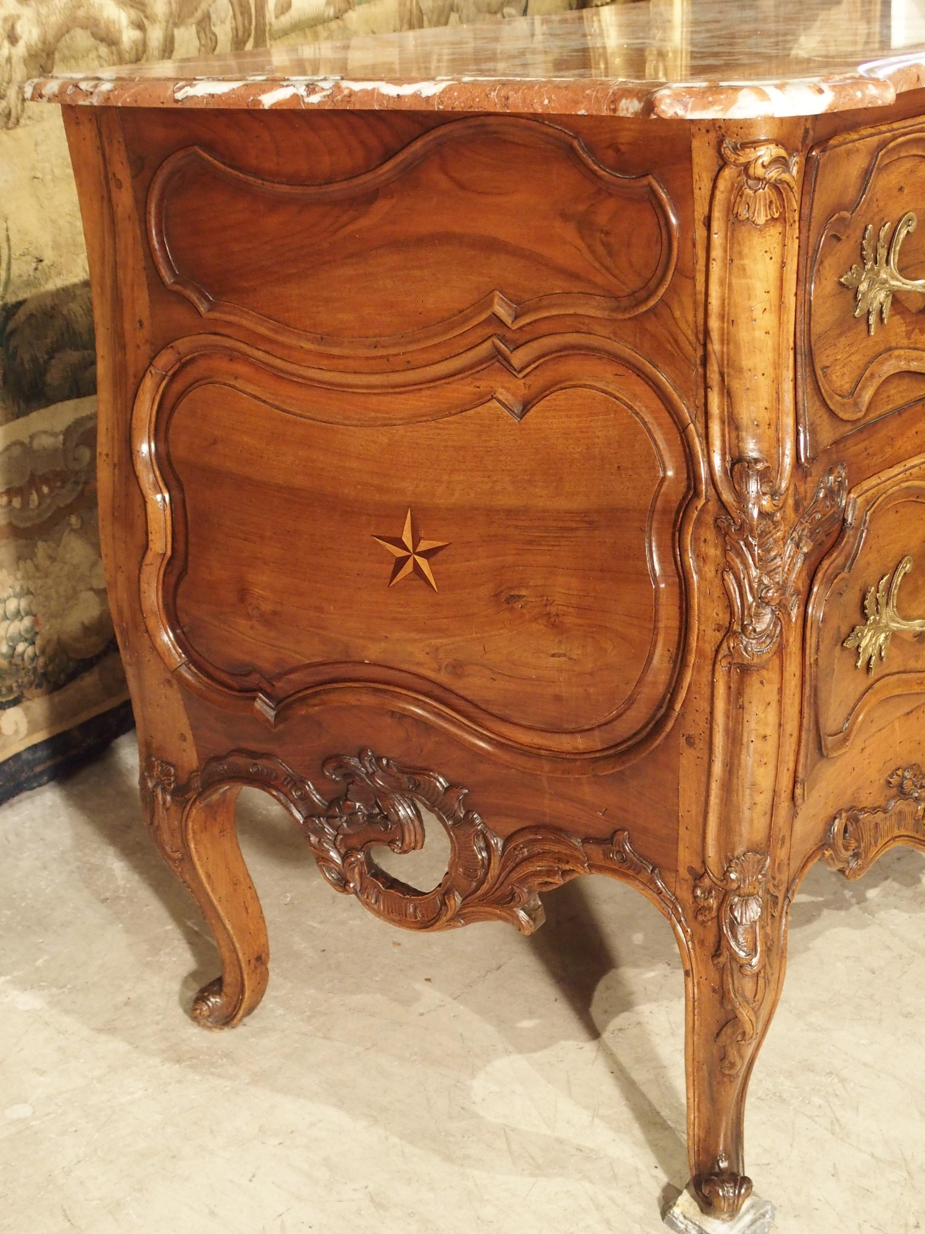 Period Louis XV Walnut Wood Commode ‘Sauteuse’ from Nimes, France, circa 1740 In Good Condition In Dallas, TX