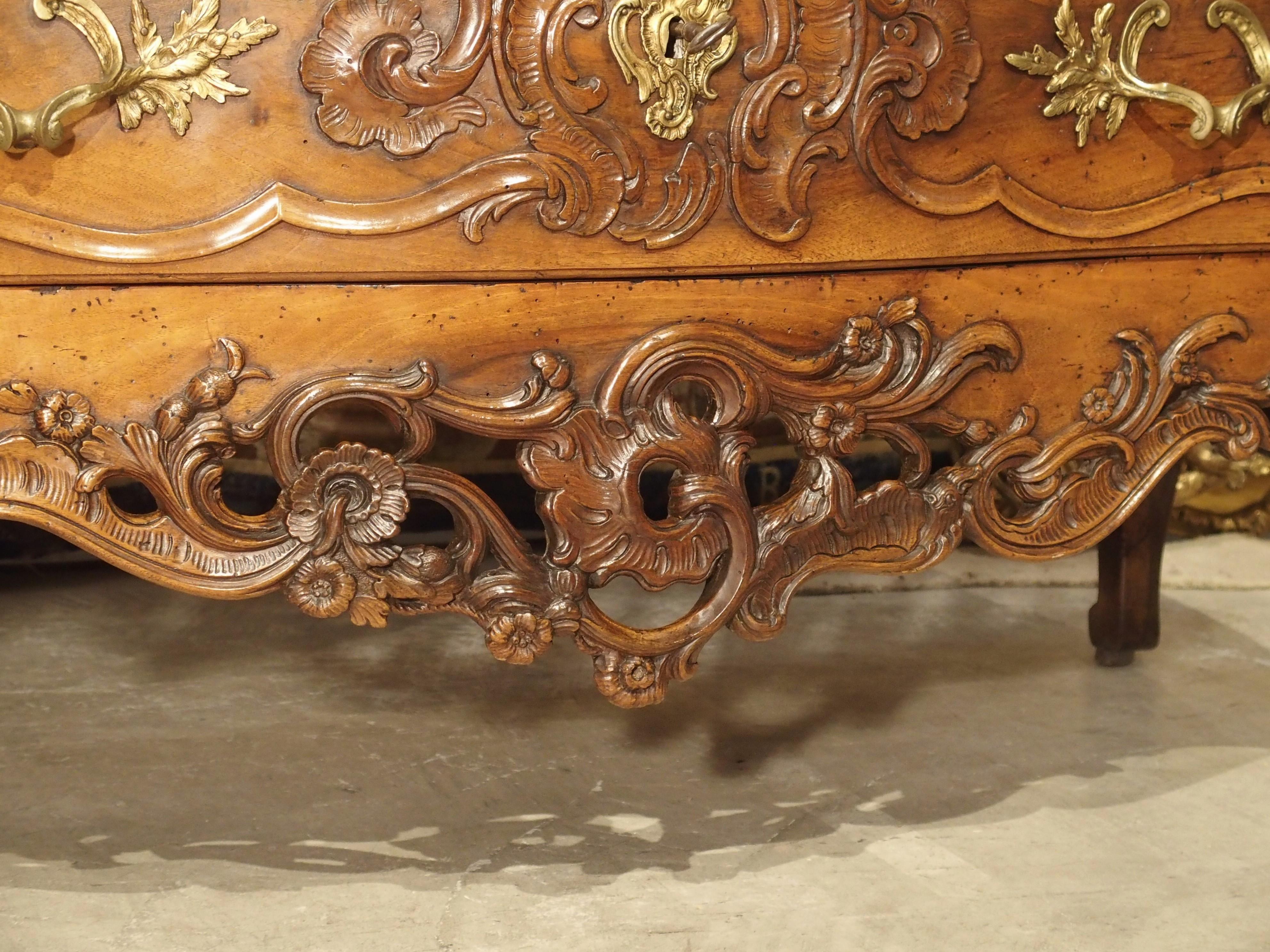 18th Century Period Louis XV Walnut Wood Commode ‘Sauteuse’ from Nimes, France, circa 1740