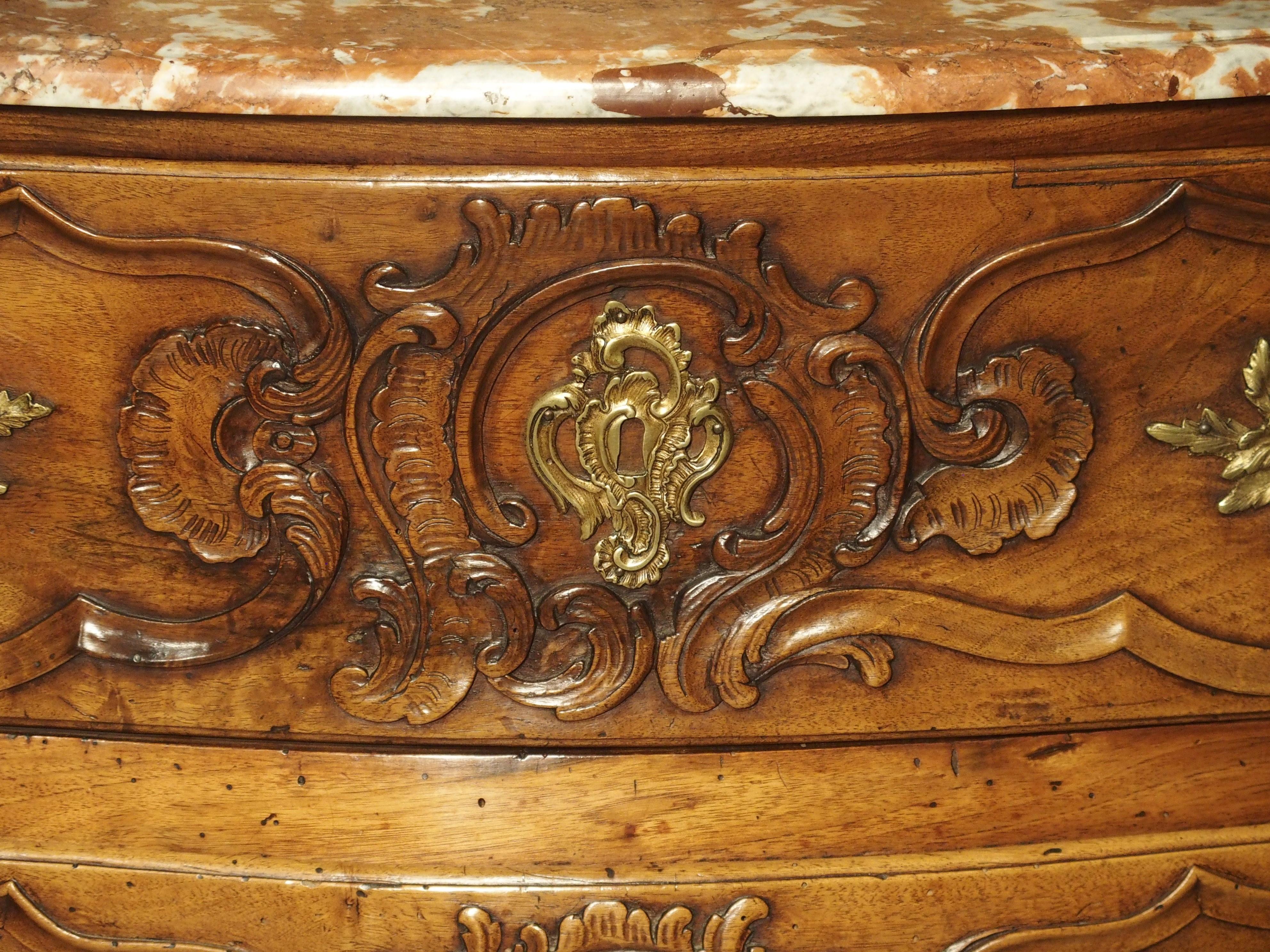 Period Louis XV Walnut Wood Commode ‘Sauteuse’ from Nimes, France, circa 1740 1