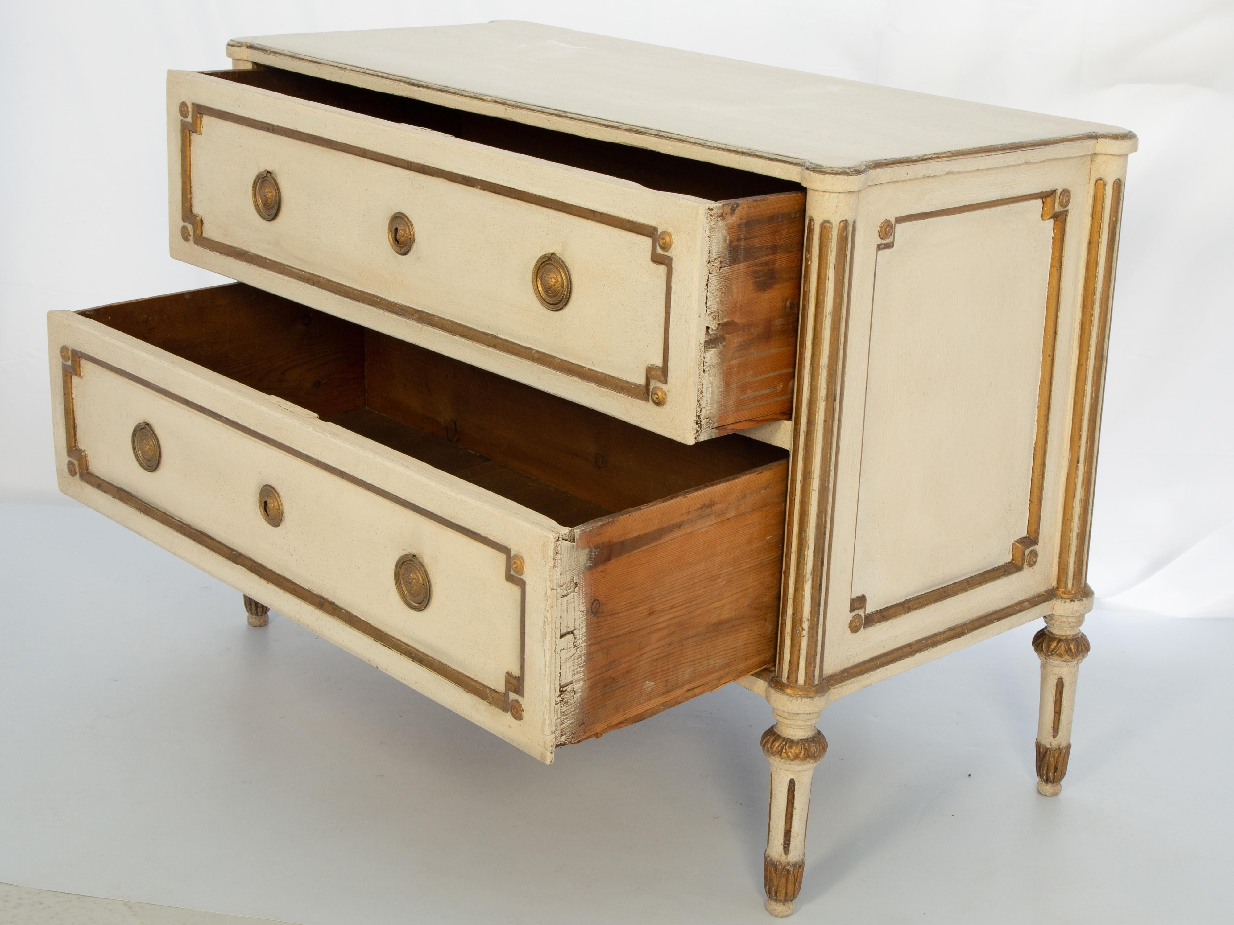 Gemalte Kommode mit zwei Schubladen und vergoldeten Akzenten aus der Zeit des Louis XVI im Angebot 2
