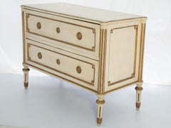 Gemalte Kommode mit zwei Schubladen und vergoldeten Akzenten aus der Zeit des Louis XVI