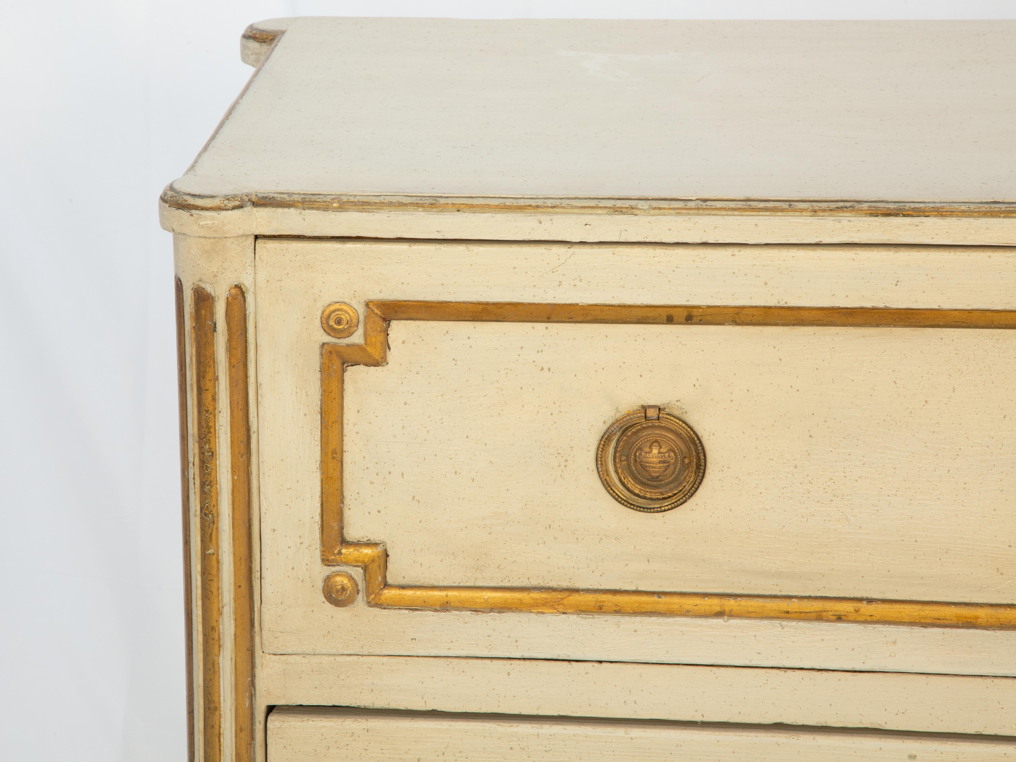 Gemalte Kommode mit zwei Schubladen und vergoldeten Akzenten aus der Zeit des Louis XVI (Vergoldet) im Angebot