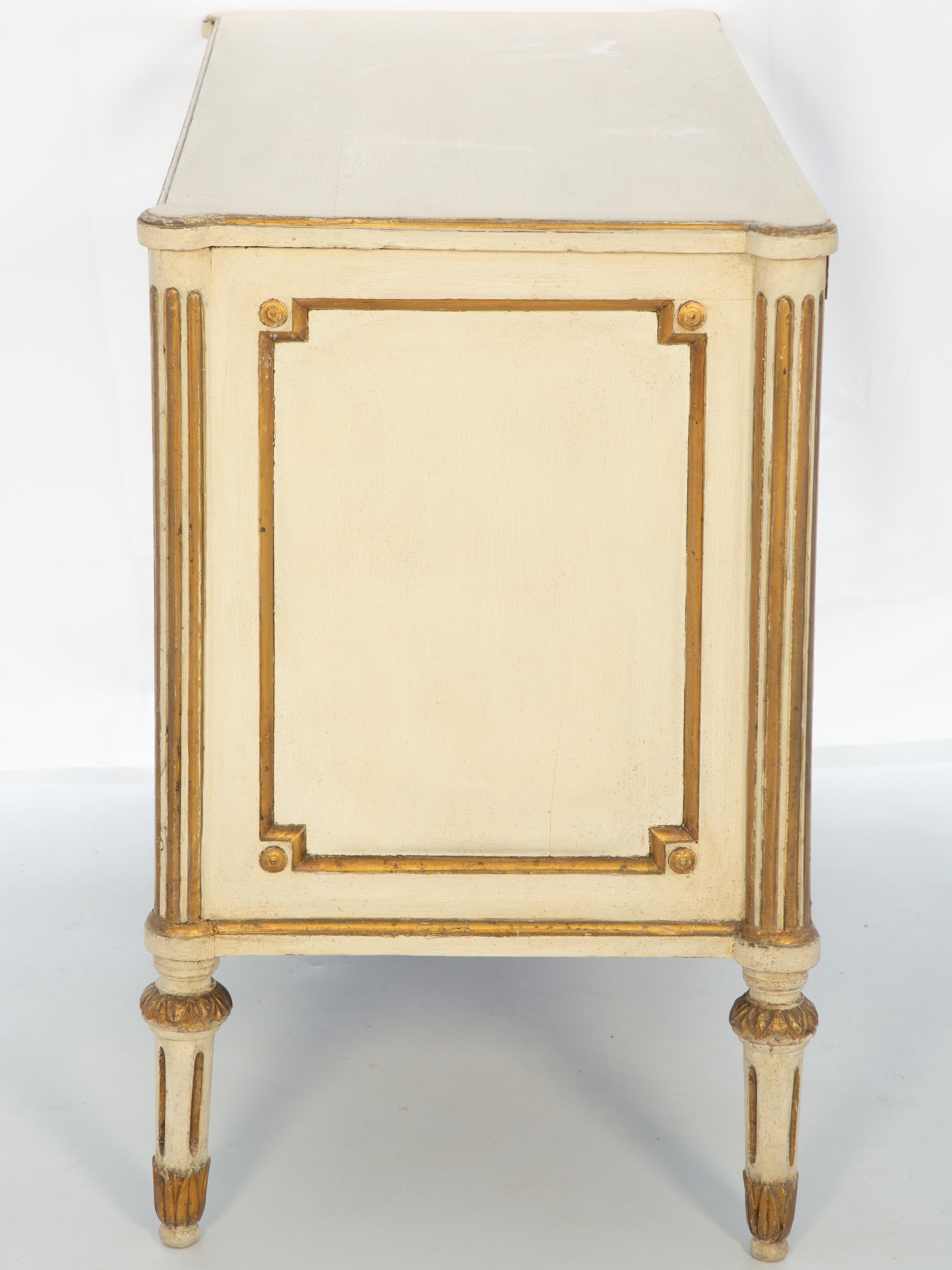Gemalte Kommode mit zwei Schubladen und vergoldeten Akzenten aus der Zeit des Louis XVI (Bronze) im Angebot