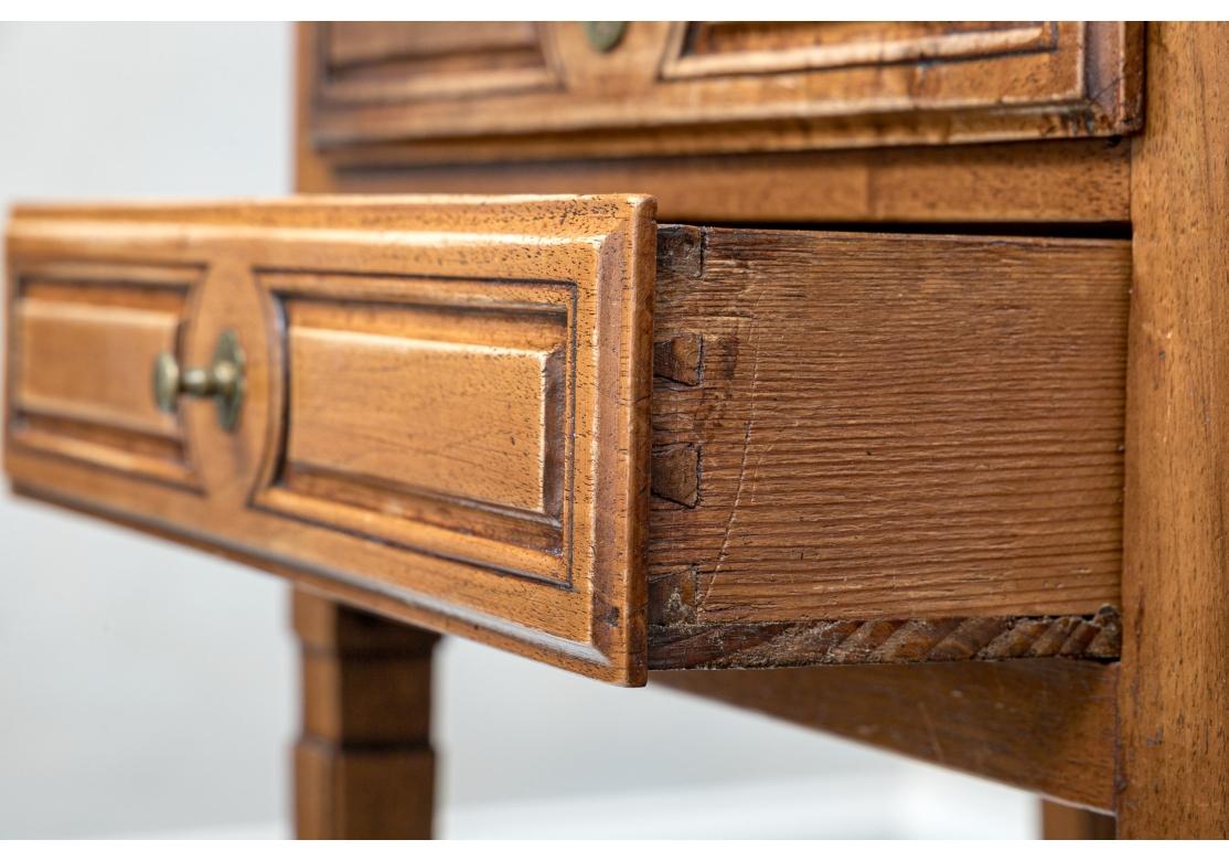 Table d'appoint à deux tiroirs en noyer d'époque Louis XVI 1790-1795 État moyen - En vente à Bridgeport, CT