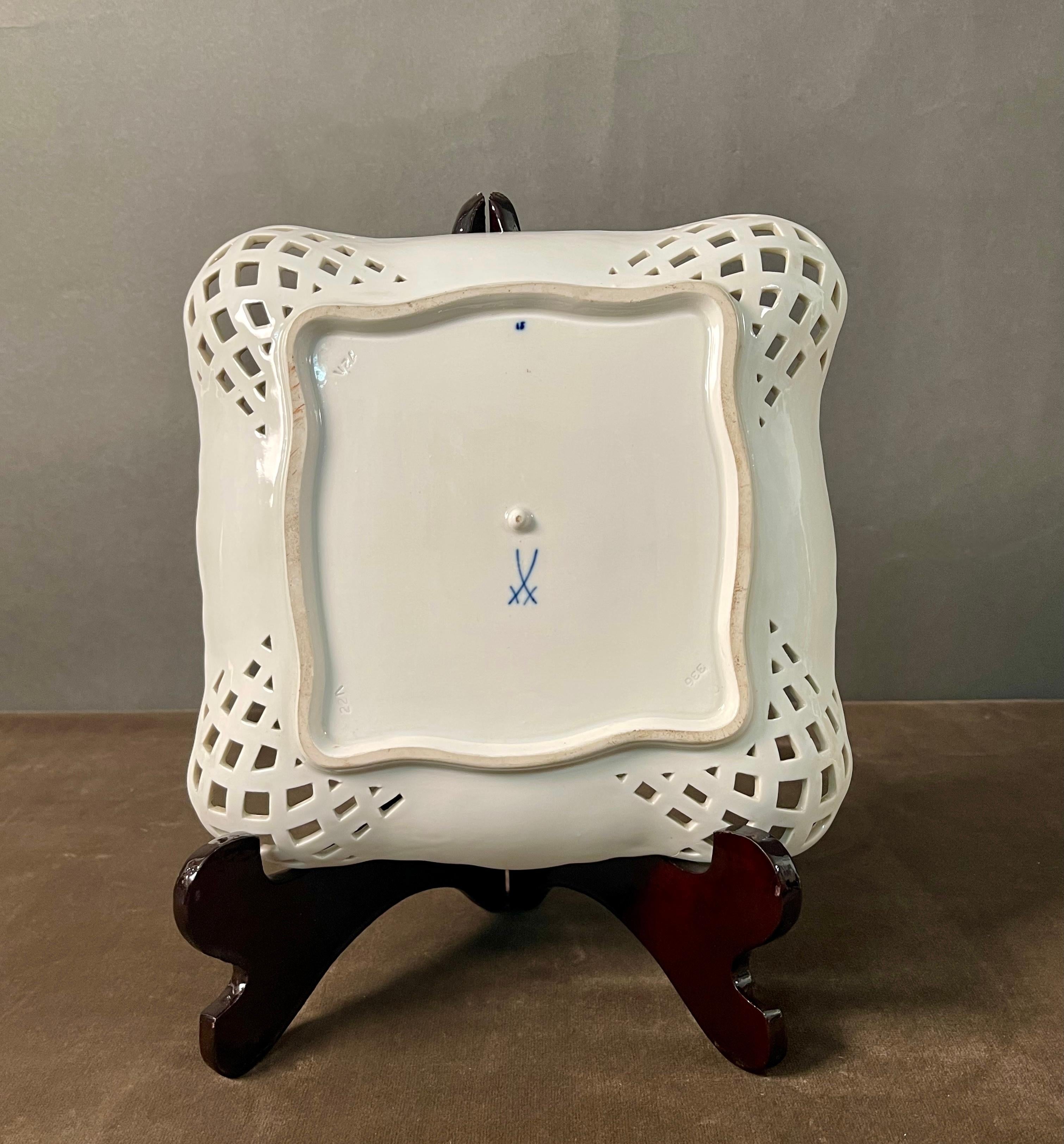 Periode Meissen signiert Blaue Zwiebel Teller

Wunderschöner und sehr eleganter quadratischer Teller aus der Meissener Manufaktur mit Dekor 