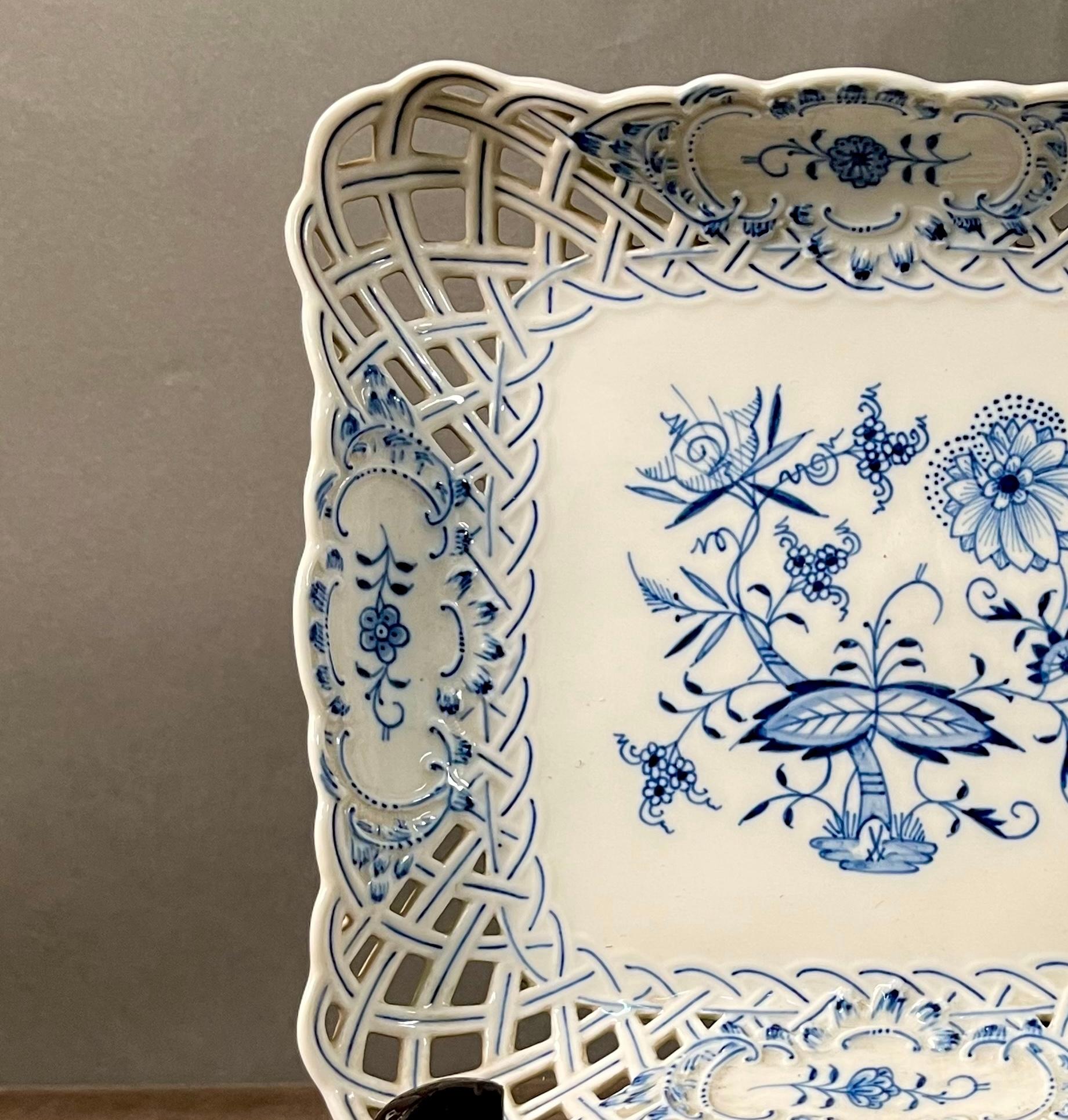 Periode Meissen signiert Blaue Zwiebel Teller (Internationaler Stil) im Angebot
