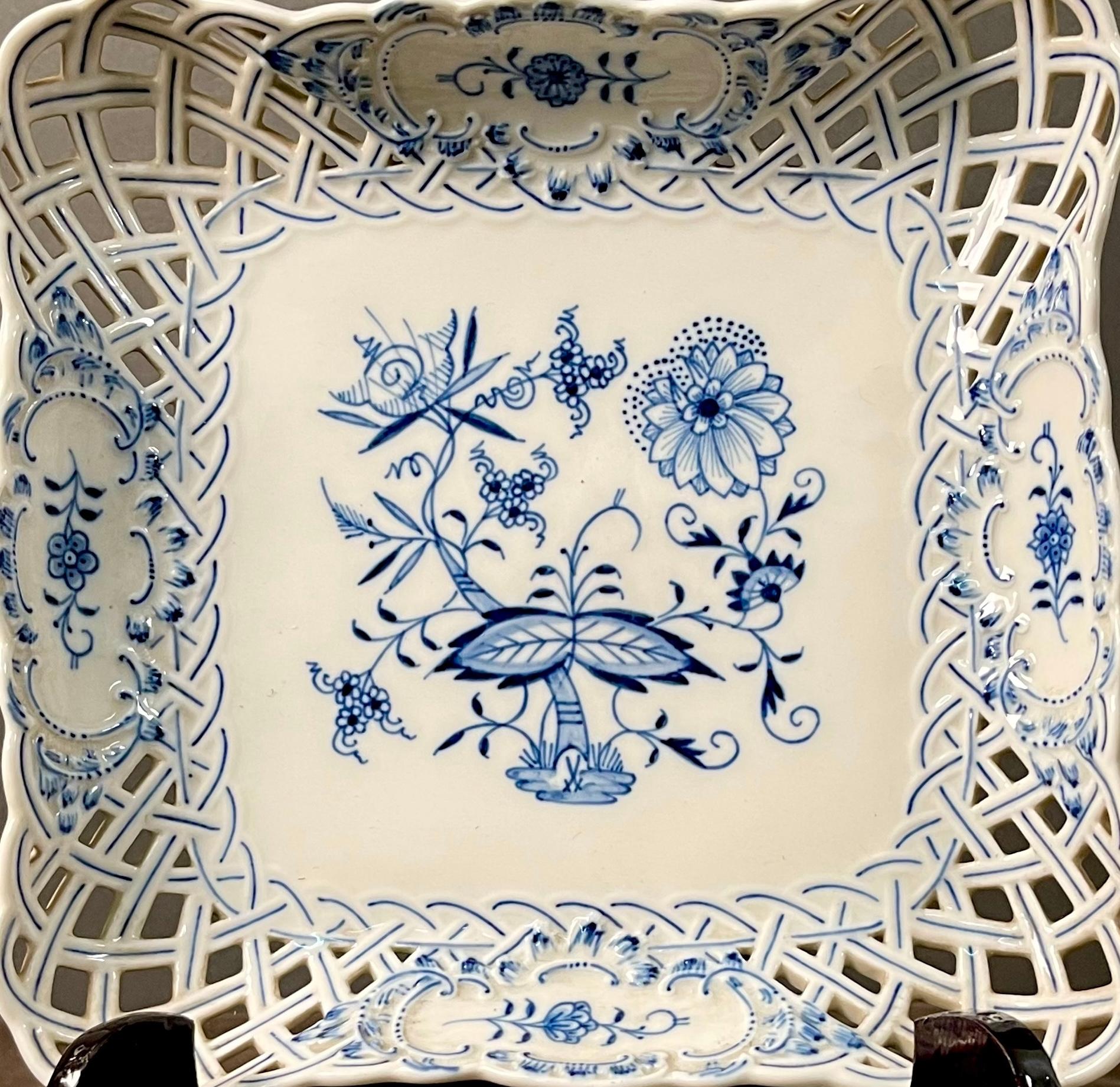 Periode Meissen signiert Blaue Zwiebel Teller (19. Jahrhundert) im Angebot
