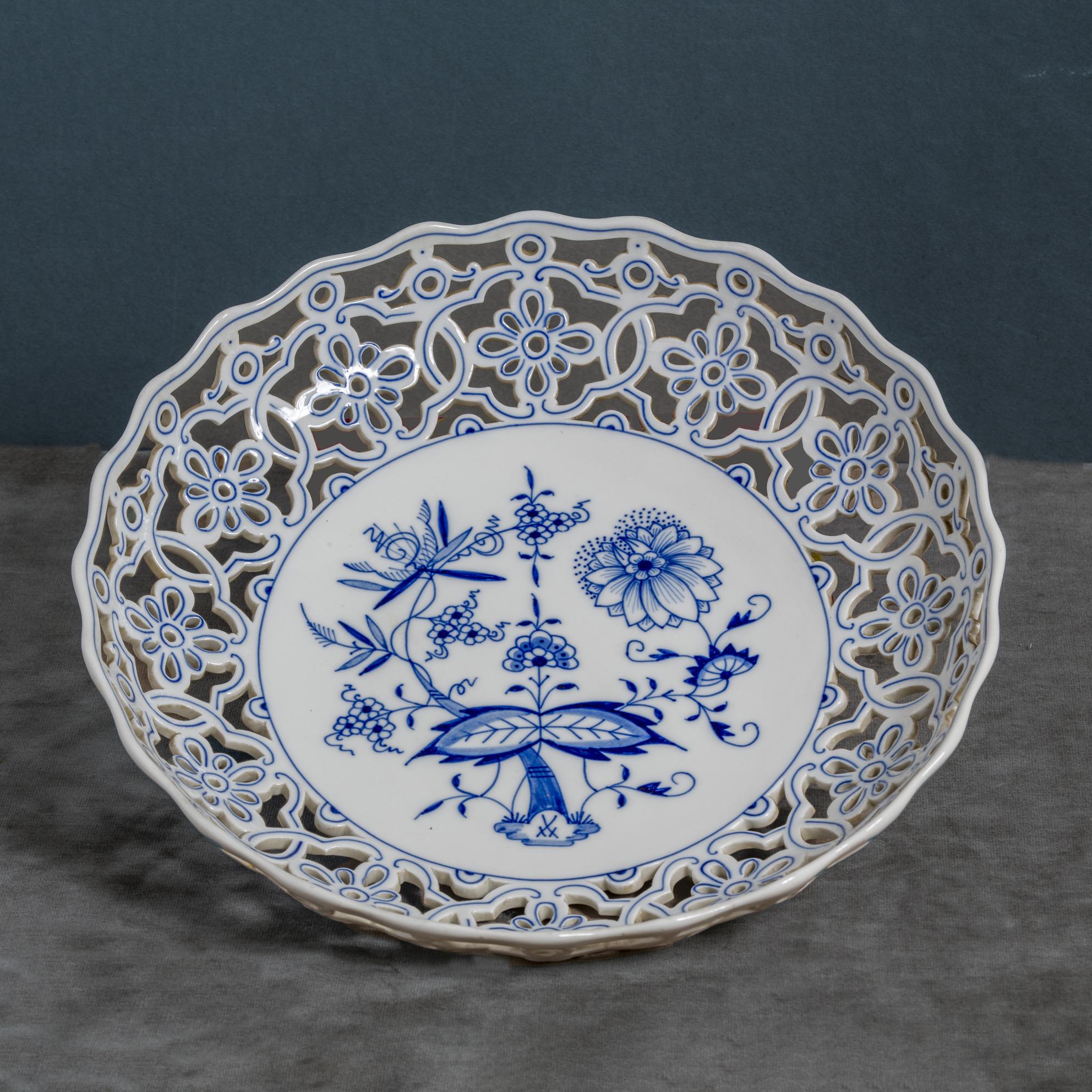 Periode Meissen signiert Blaue Zwiebel Teller

Wunderschöner und sehr eleganter Ronde-Teller aus der Meissener Manufaktur mit 