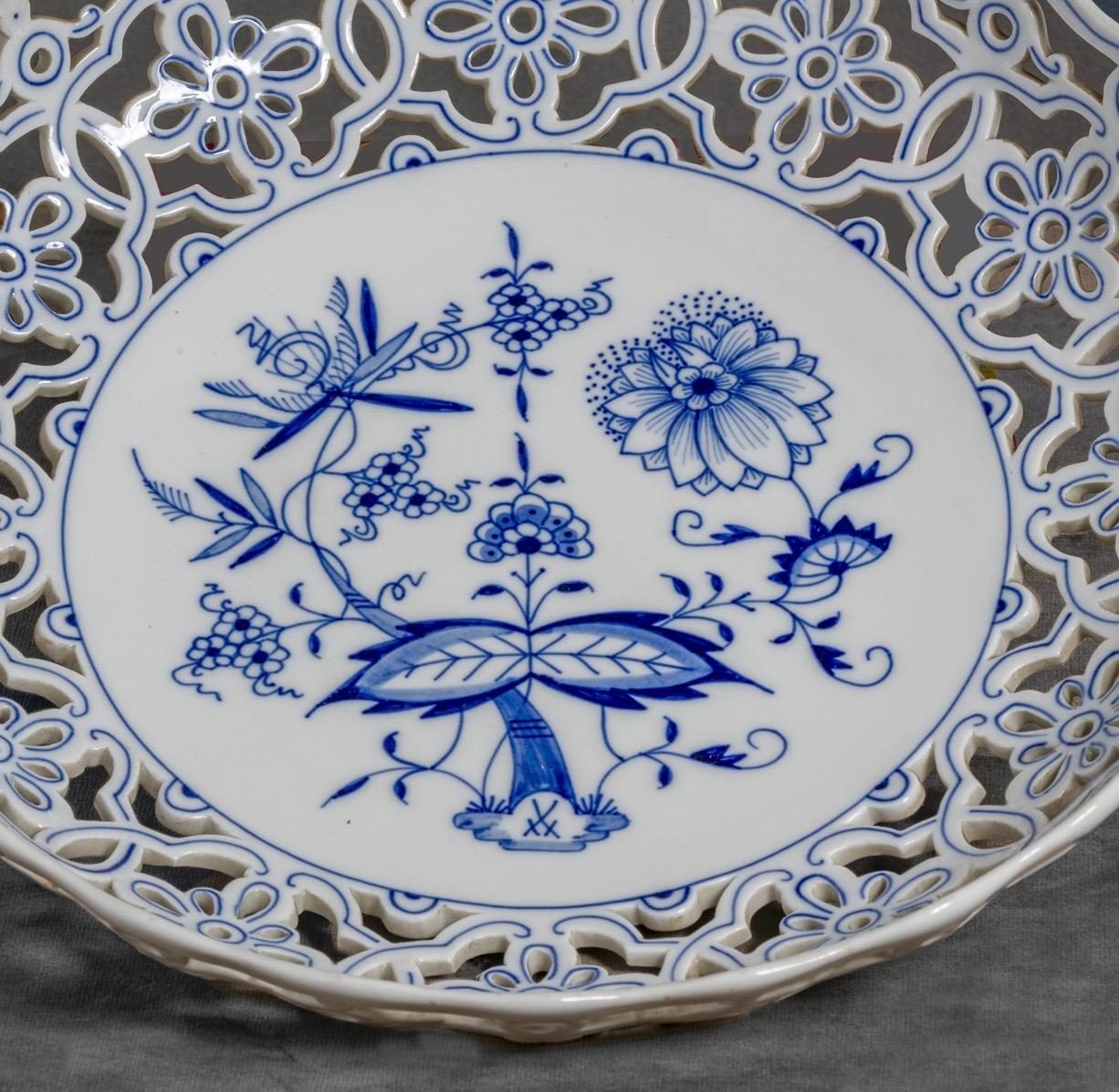 Periode Meissen signiert Blaue Zwiebel Ronde Teller (19. Jahrhundert) im Angebot