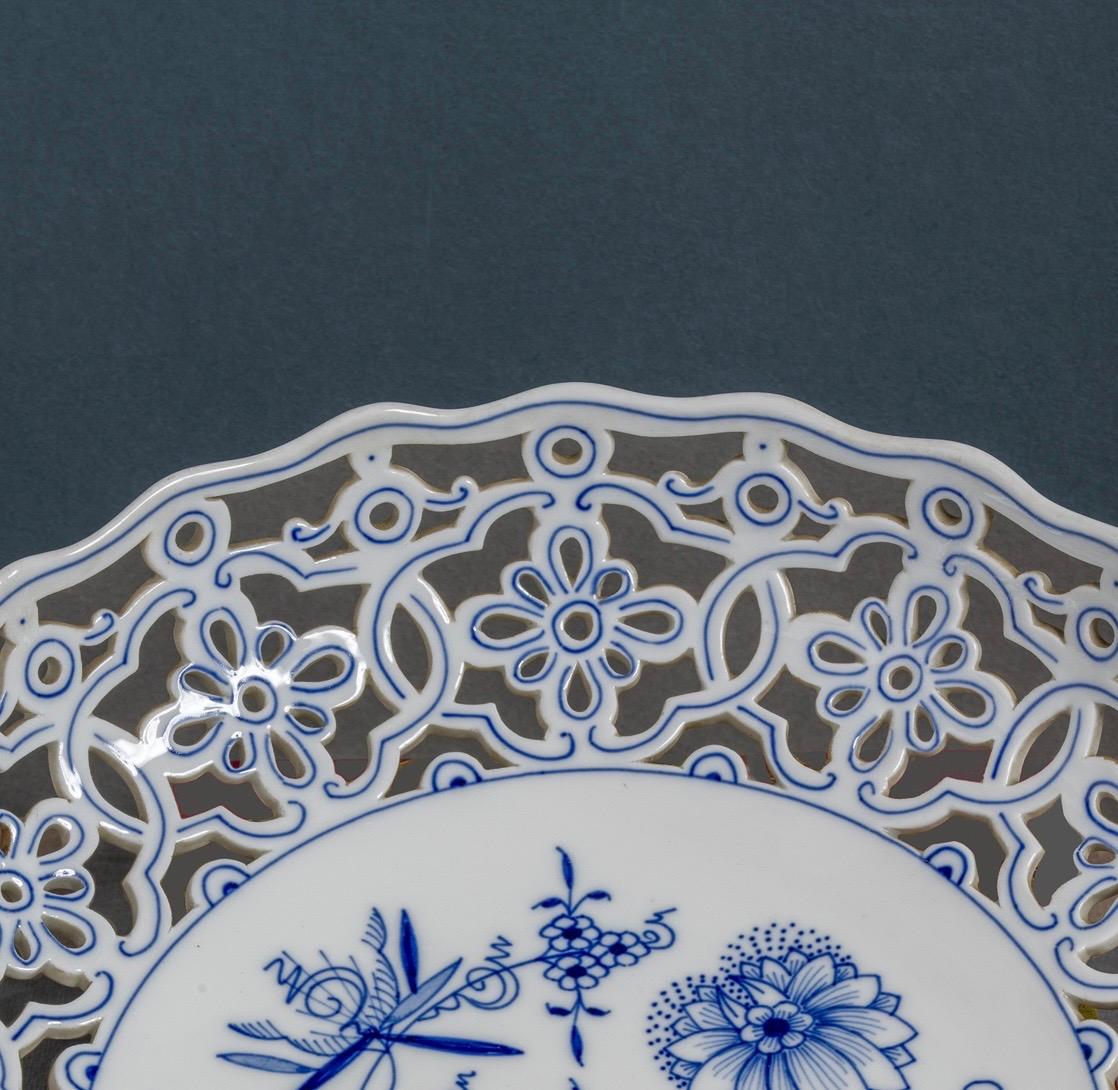 Periode Meissen signiert Blaue Zwiebel Ronde Teller im Angebot 1
