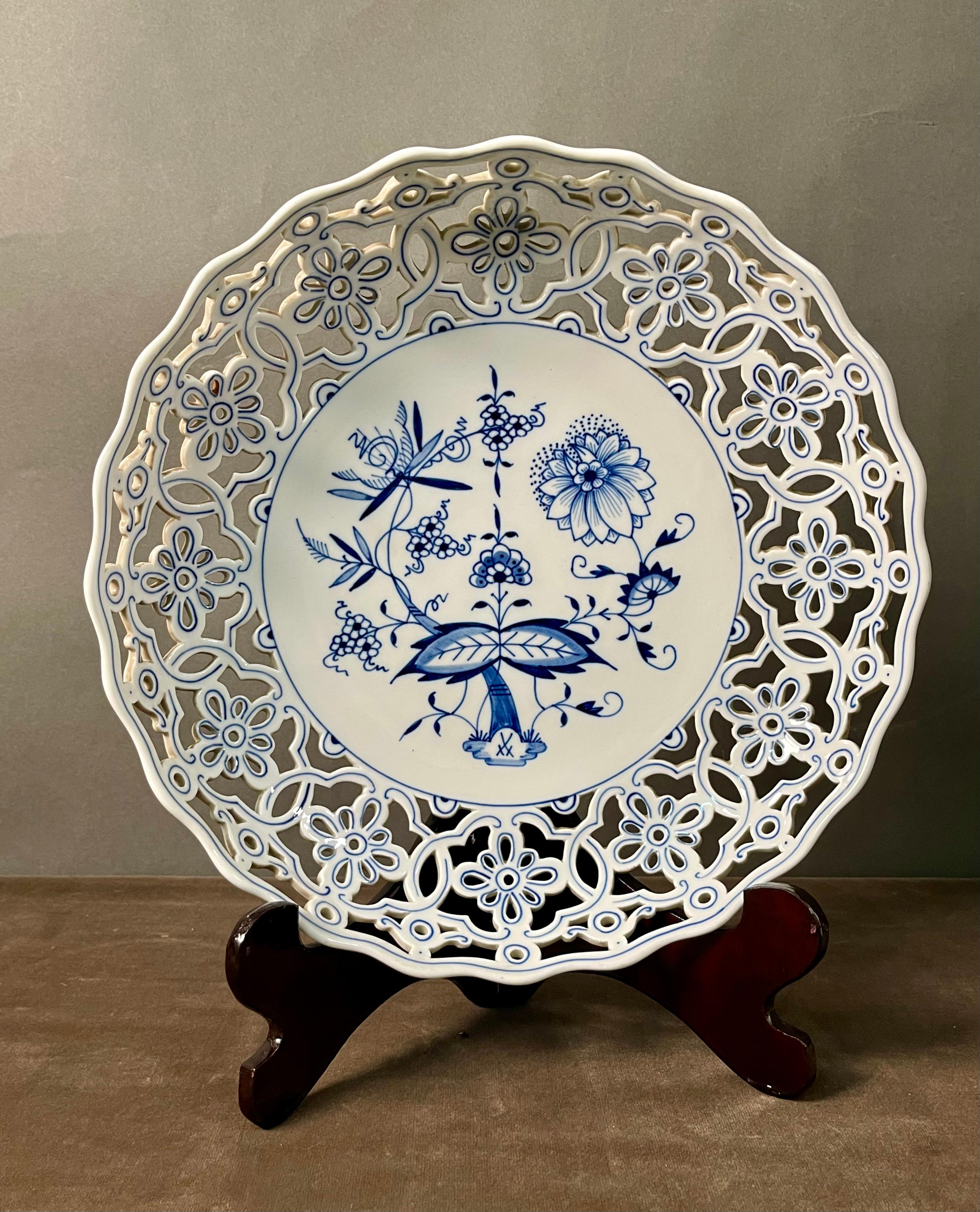 Periode Meissen signiert Blaue Zwiebel Ronde Teller im Angebot 2