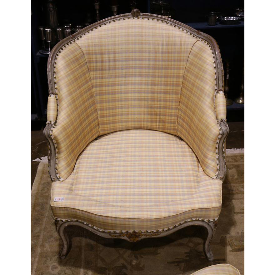 Zeitraum Mitte 1700 Französisch Louis XV Bergere 2 Stück Chaise  w / Originalfarbe  im Zustand „Gut“ im Angebot in Los Angeles, CA