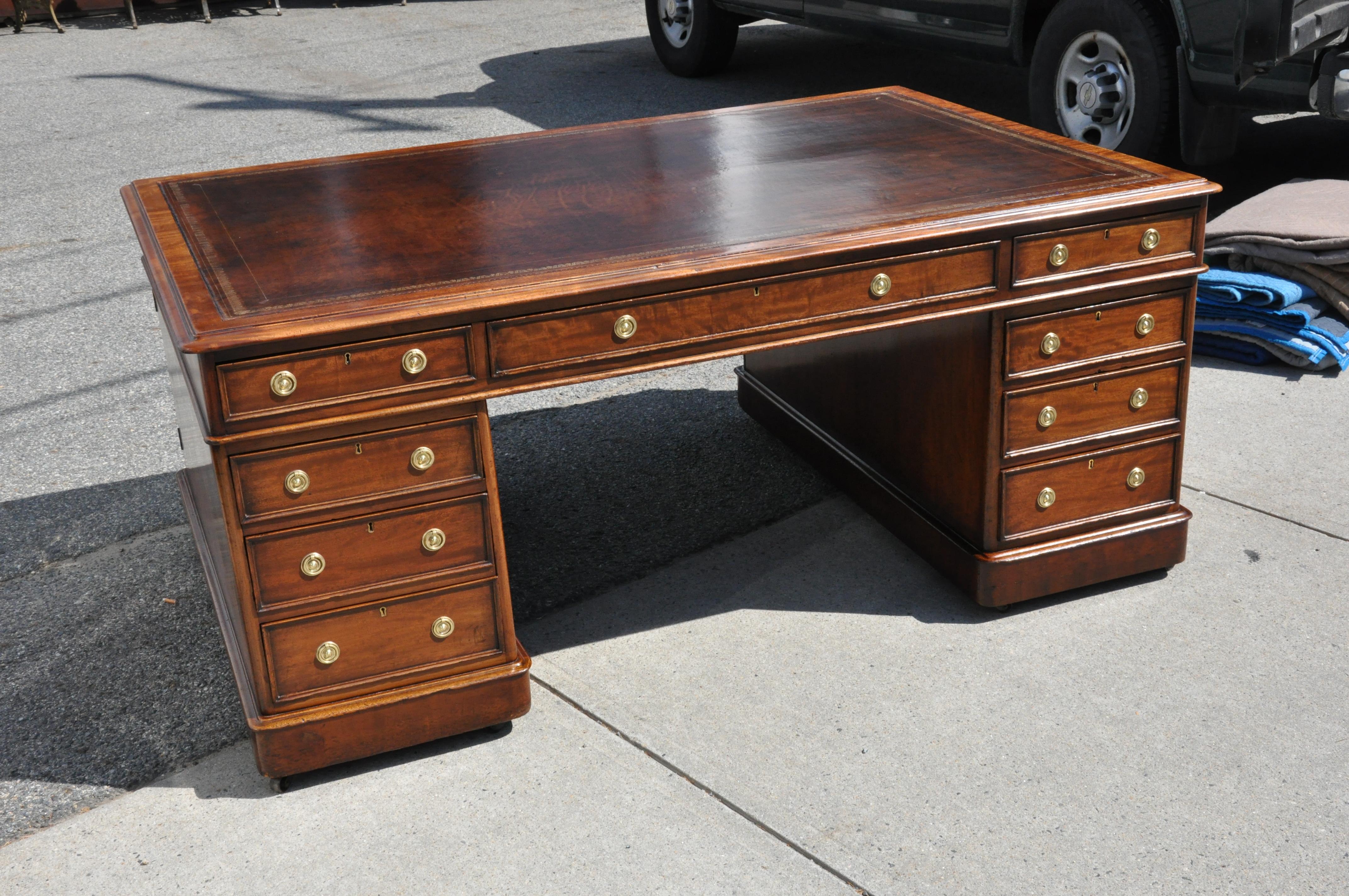Fine Georgian mahogany English partner desk

Rich mahogany three-part desk, for easy transportation. One side with drawers over drawered side cabinets, opposite side with drawers over doored cabinets. Early if not original leather. Great patina