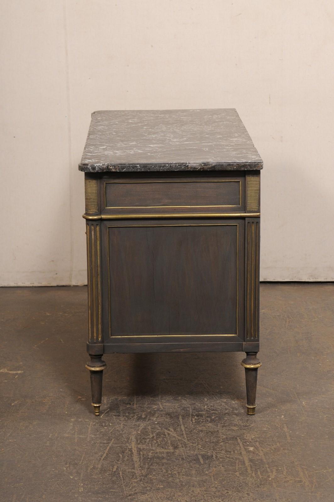 Commodo d'epoca neoclassico con piano in marmo, ferramenta e finiture in ottone in vendita 3