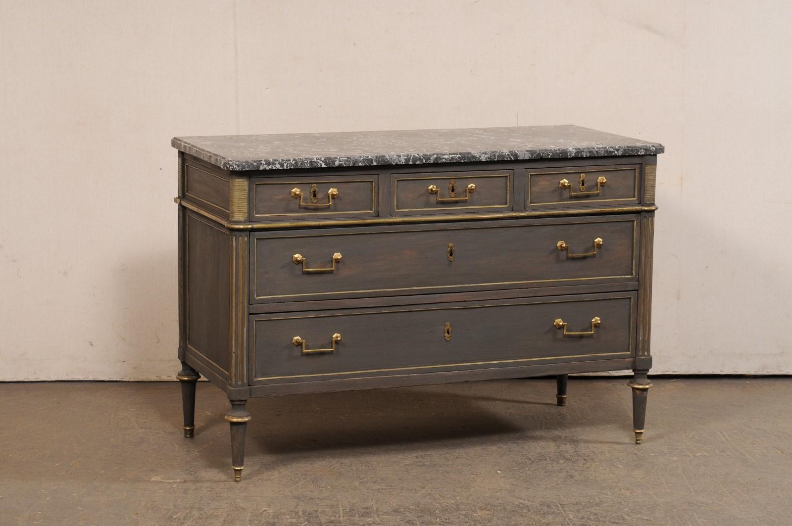 Una squisita commode francese d'epoca neoclassica in legno intagliato e dipinto, con piano in marmo originale, risalente agli inizi del XIX secolo. Questa cassapanca antica proveniente dalla Francia presenta il piano in marmo originale con bordi