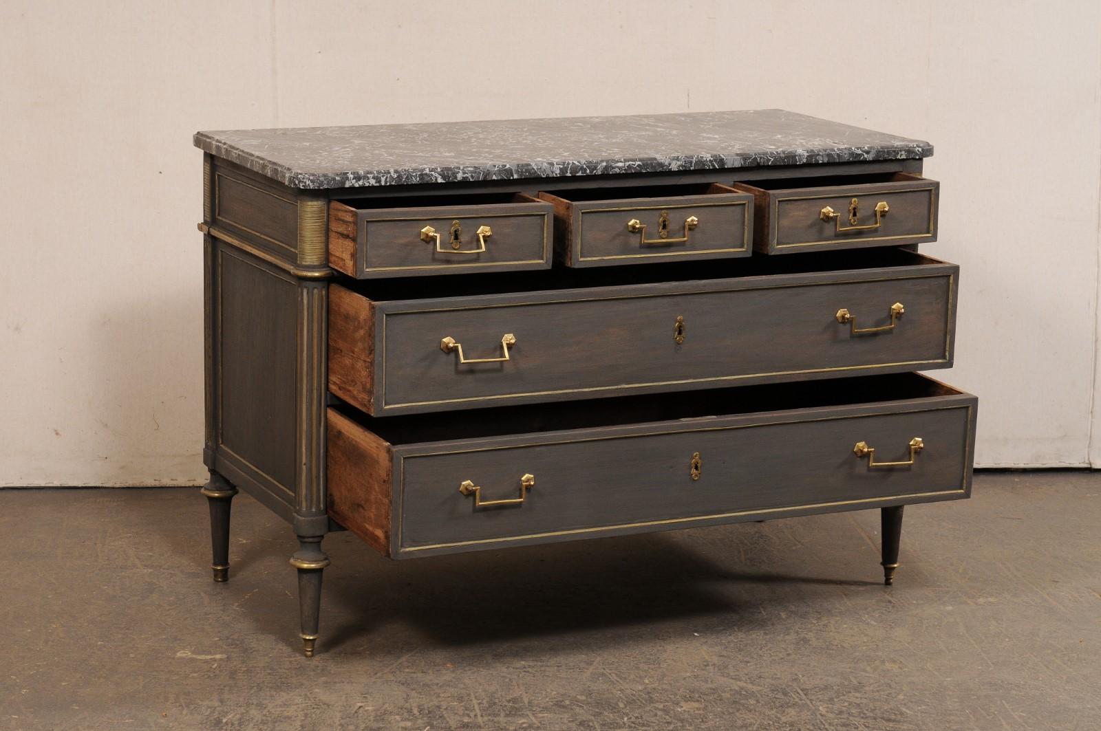 Neoclassico Commodo d'epoca neoclassico con piano in marmo, ferramenta e finiture in ottone in vendita