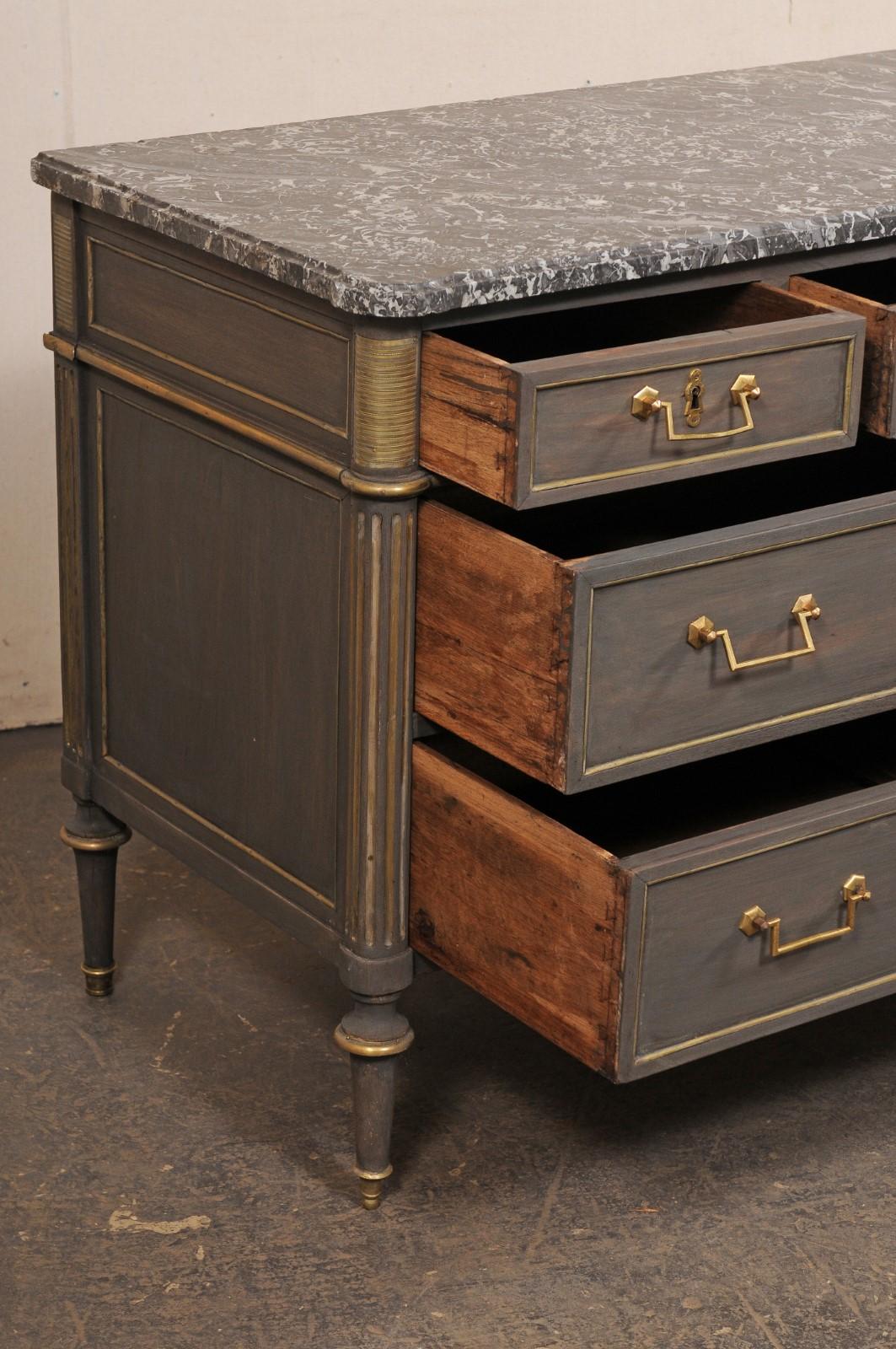 Francese Commodo d'epoca neoclassico con piano in marmo, ferramenta e finiture in ottone in vendita