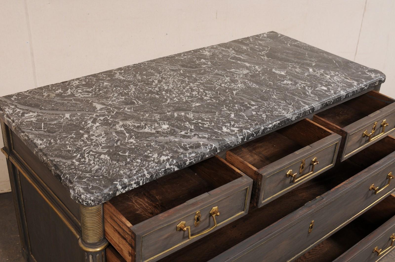 Commodo d'epoca neoclassico con piano in marmo, ferramenta e finiture in ottone In condizioni buone in vendita a Atlanta, GA