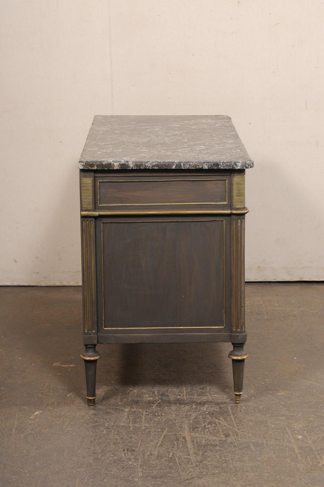 XIX secolo Commodo d'epoca neoclassico con piano in marmo, ferramenta e finiture in ottone in vendita