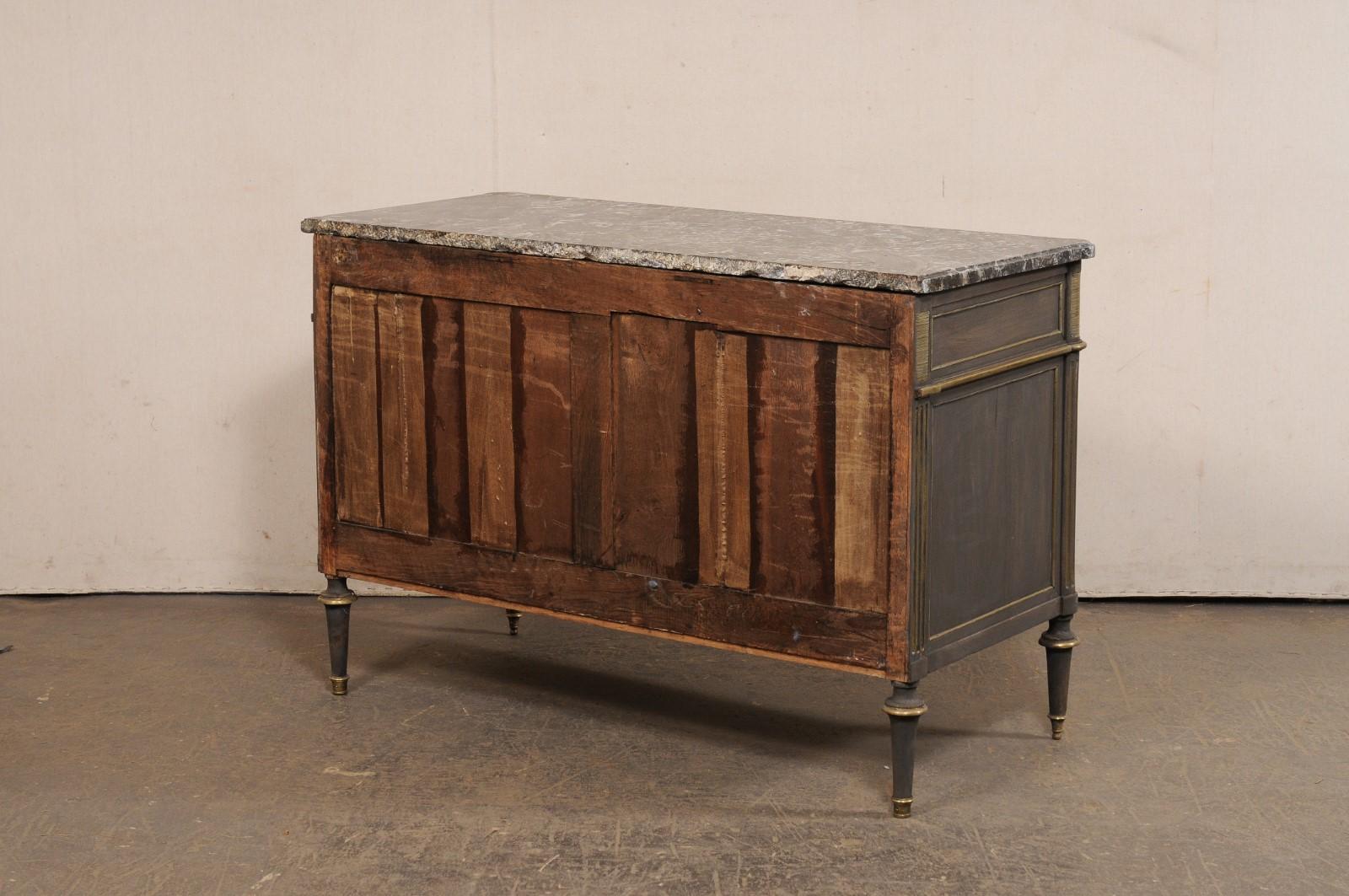 Marmo Commodo d'epoca neoclassico con piano in marmo, ferramenta e finiture in ottone in vendita