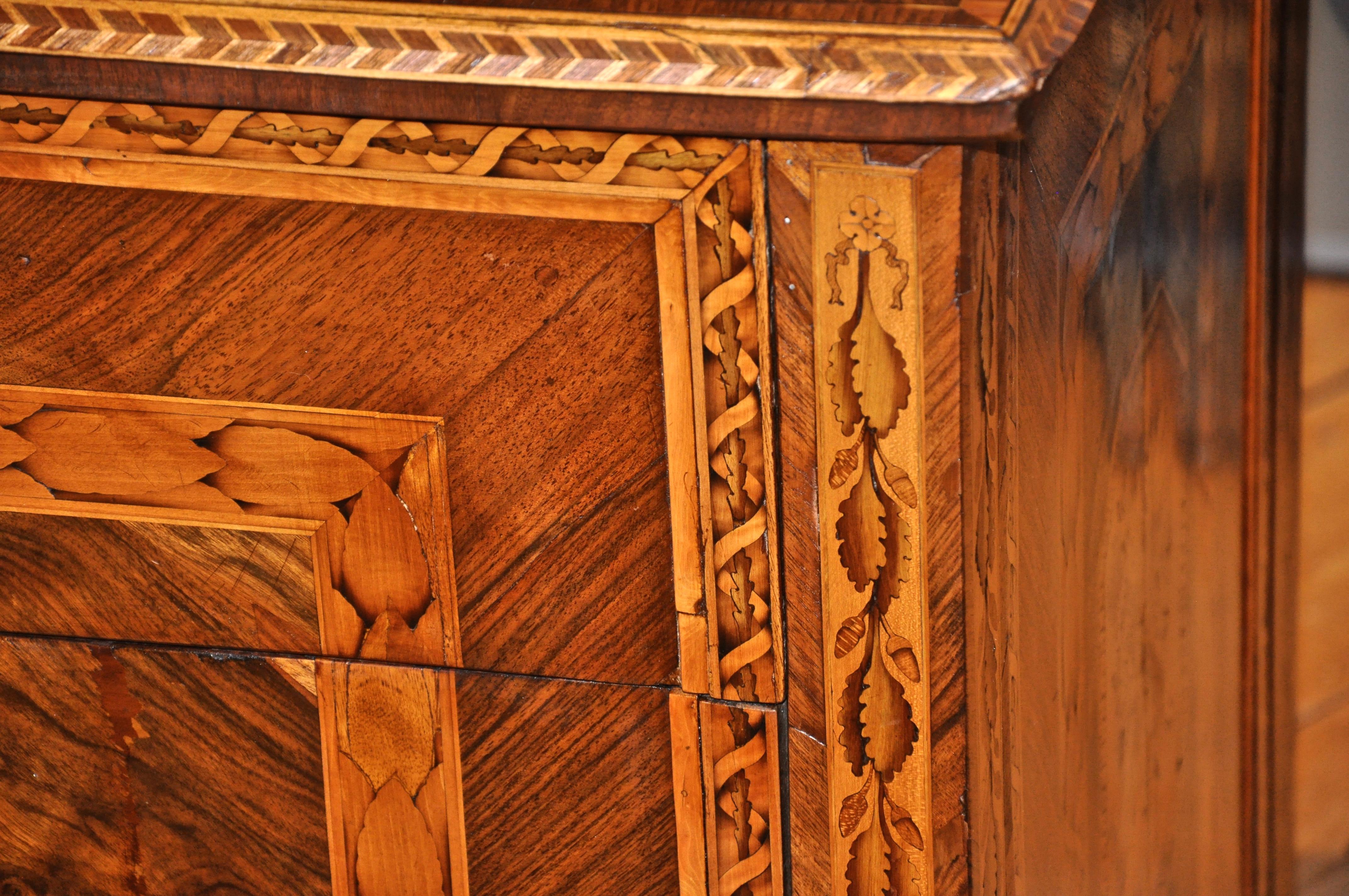 Italian Period Neoclassical Walnut Marquetry Chest of Drawers in Style of Magglioni
