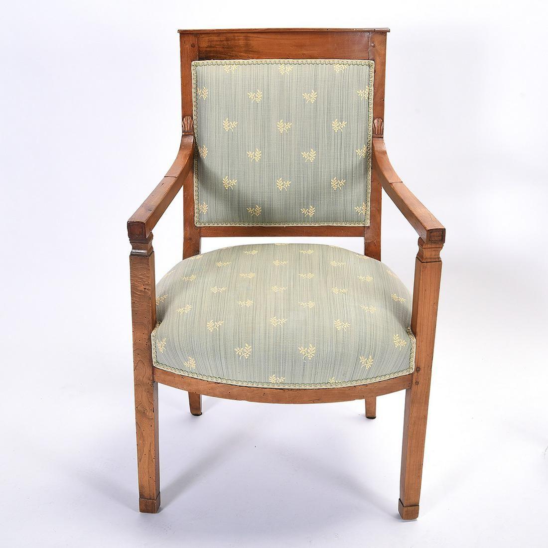Paar antike französische Directoire-Fauteuil-Sessel aus Obstholz, antike Periode, um 1800 (Handgeschnitzt) im Angebot