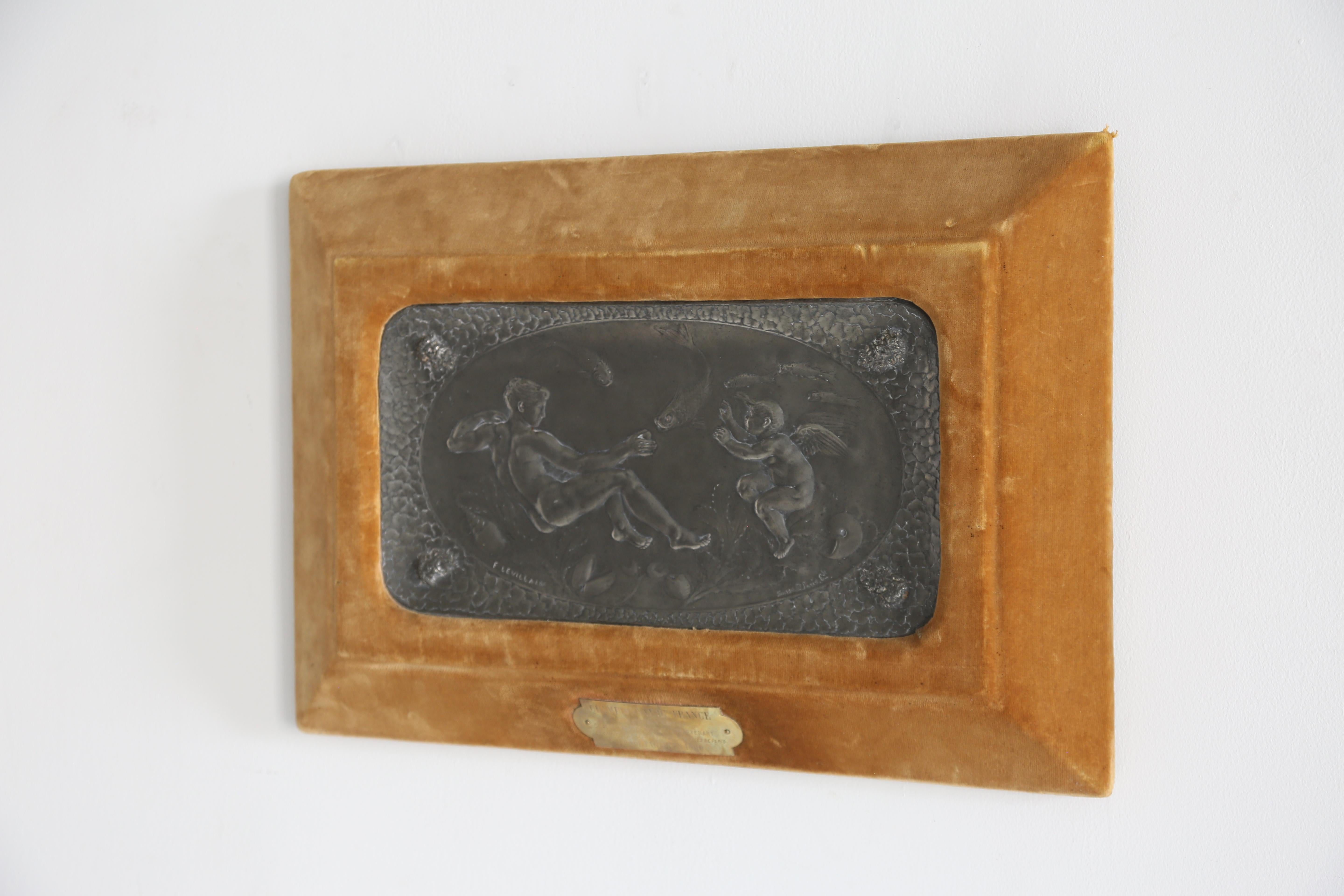 Eine Wandtafel aus Pariser Silber mit Flachrelief, eingefasst in hochwertigem Samt.

Möglicherweise eine Sportlerehrung auf Wasserbasis, datiert 