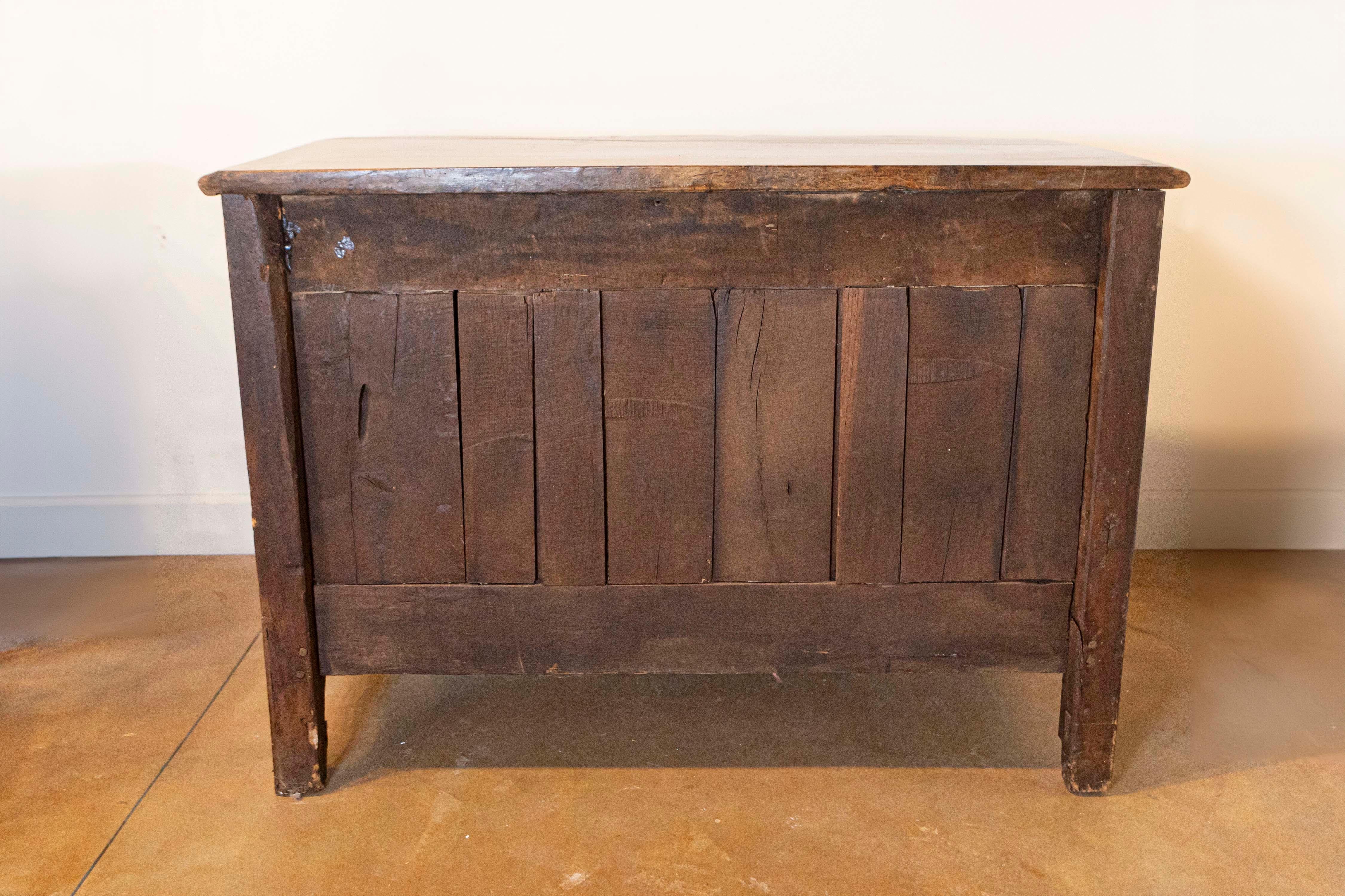 Aparador de dos puertas de nogal francés de la época de la Regencia de 1720 con faldón tallado y perforado en venta 3