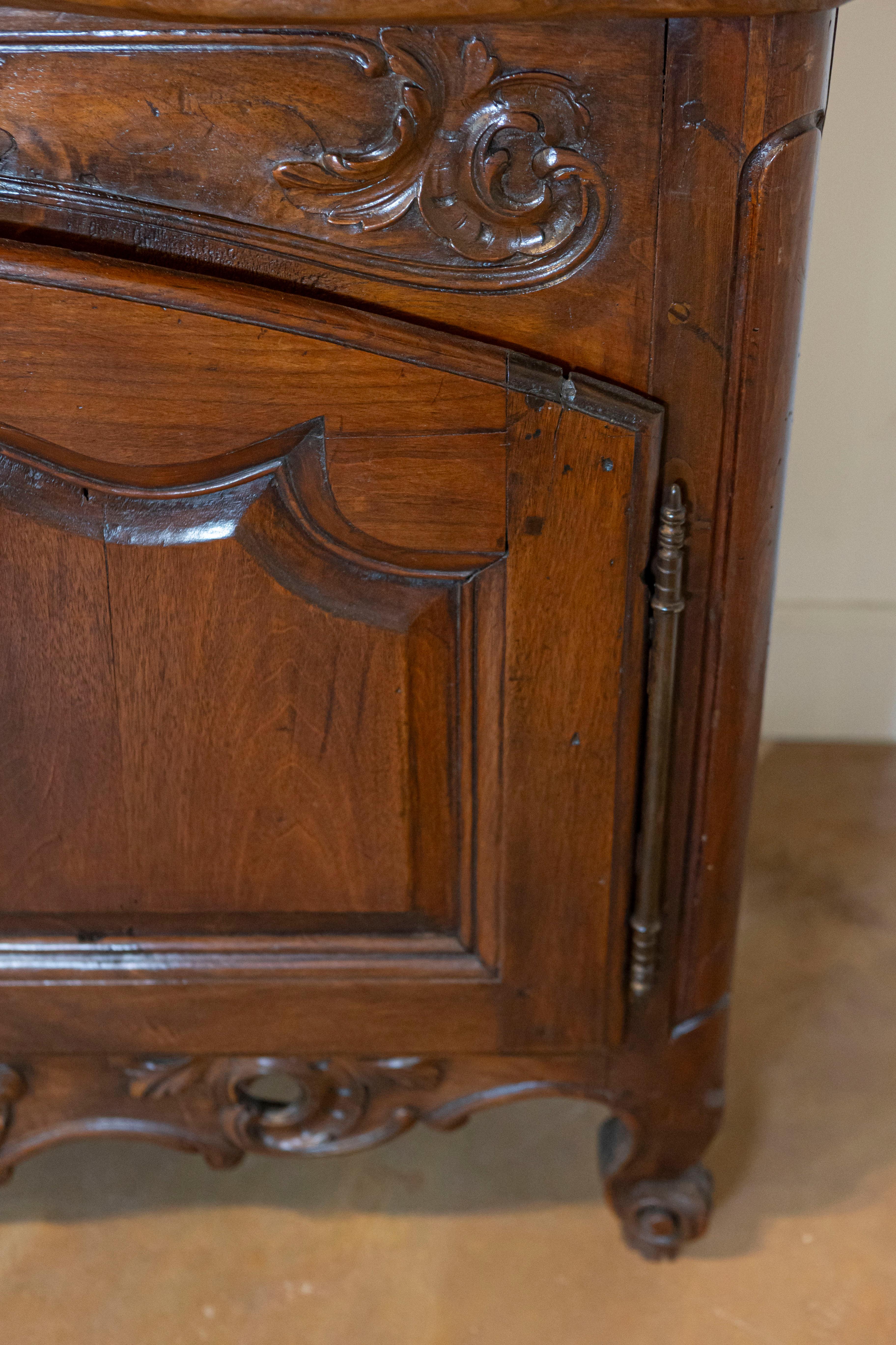 Aparador de dos puertas de nogal francés de la época de la Regencia de 1720 con faldón tallado y perforado en Bueno estado para la venta en Atlanta, GA