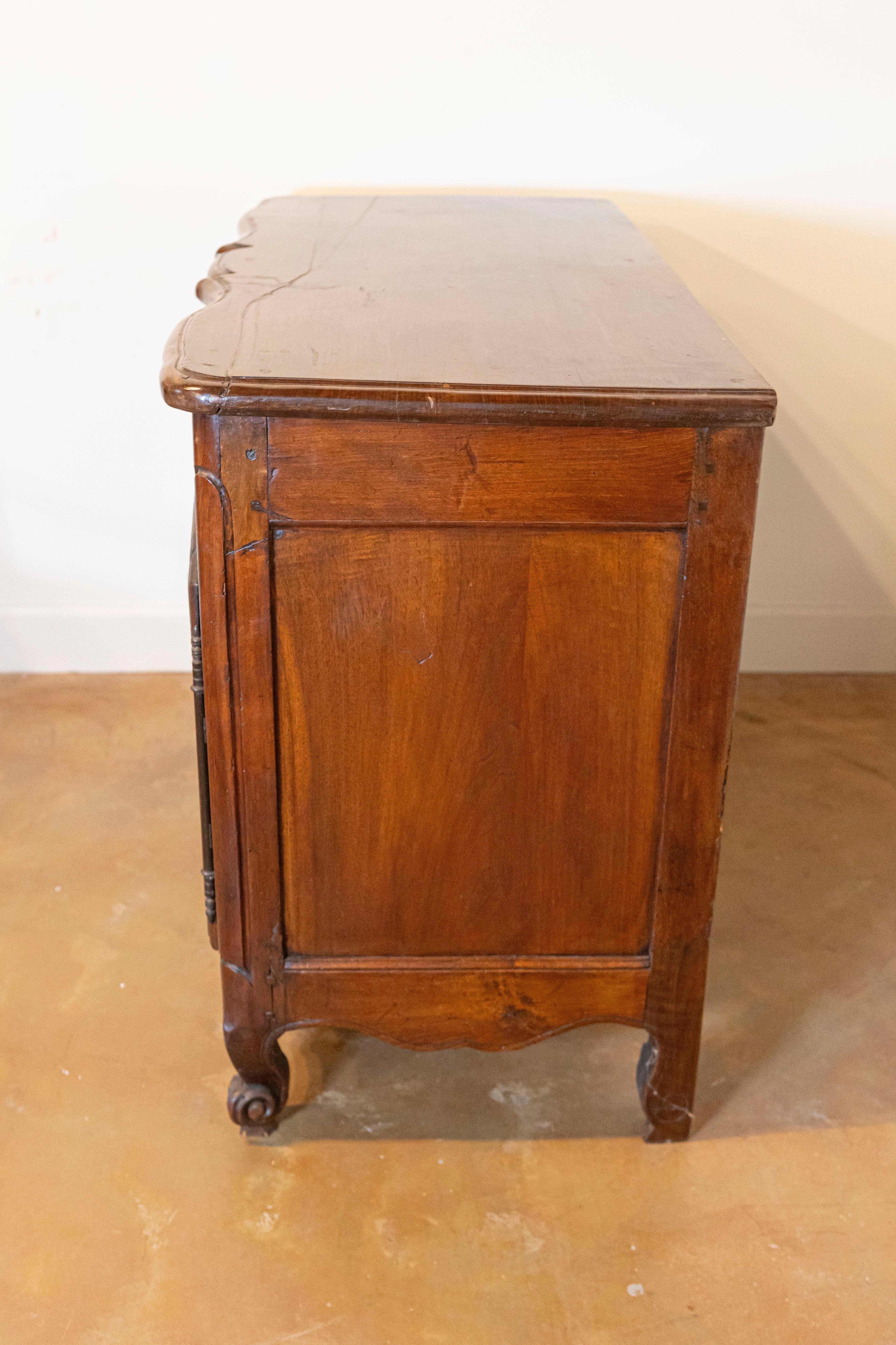 Aparador de dos puertas de nogal francés de la época de la Regencia de 1720 con faldón tallado y perforado en venta 2