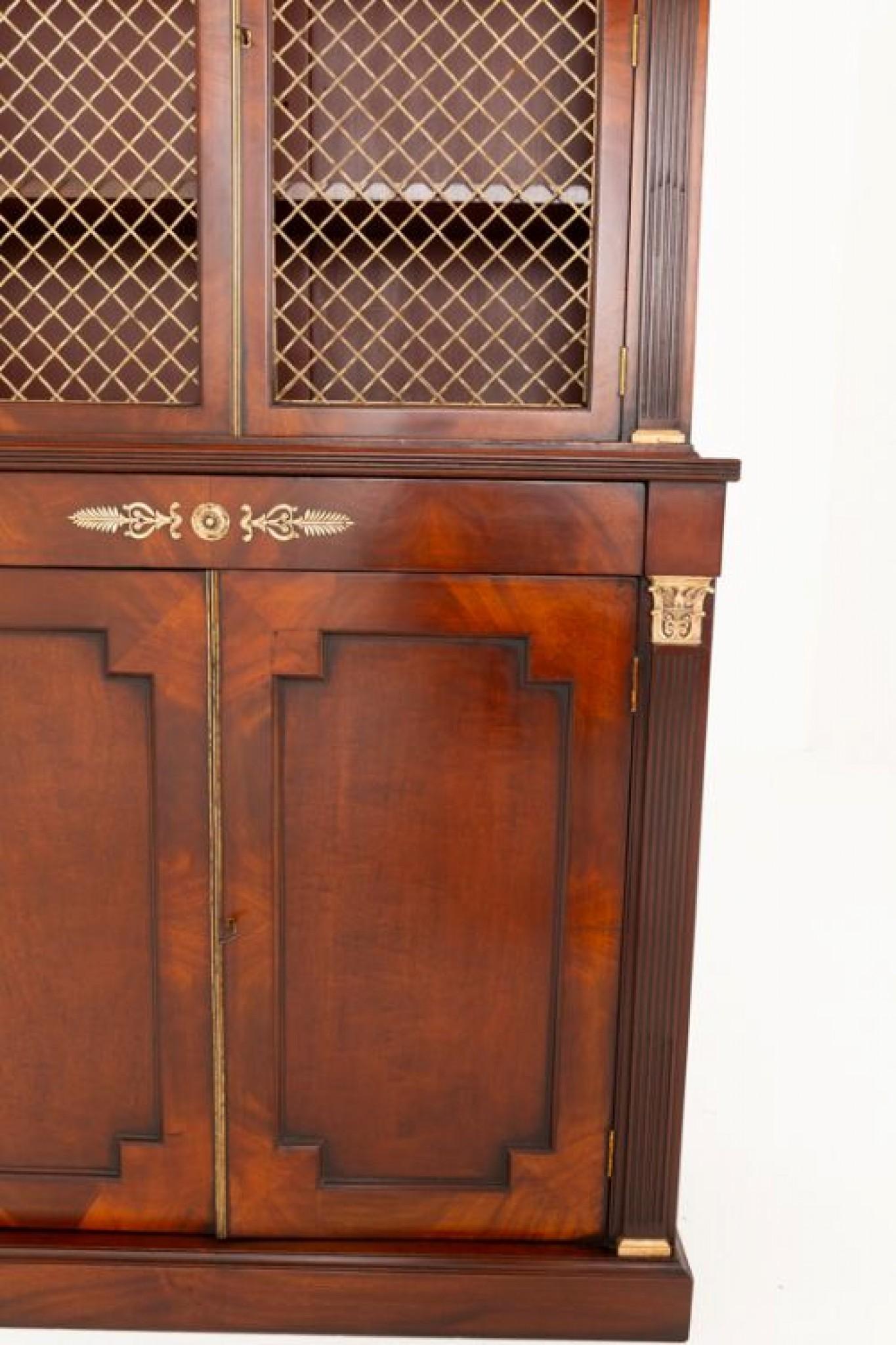 Superba libreria Regency in mogano.
Questa libreria è sollevata su una base a zoccolo con due ante inferiori pannellate.
Periodo Regency antico 
Le porte sono affiancate da colonne scanalate.
Con 1 cassetto rivestito in mogano.
Le ante superiori