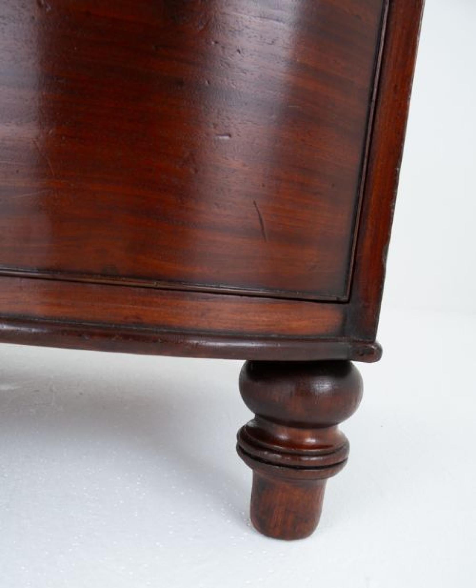 Large Regency ''d'' front chest of drawers
This quality chest of drawers is raised upon turned feet
Period Regency antique
Having an arrangement of 2 over 4 mahogany lined graduated drawers (note the fine dovetails) which retain their original