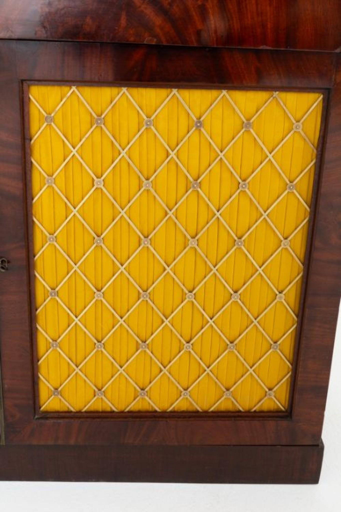 Chiffoniere Regency in mogano
In piedi su una base a plinto.
Periodo Regency antico
Il Chiffoniere è dotato di 2 ante con inserti a griglia in ottone e tende in seta e di 1 cassetto rivestito in mogano.
La sovrastruttura con supporti