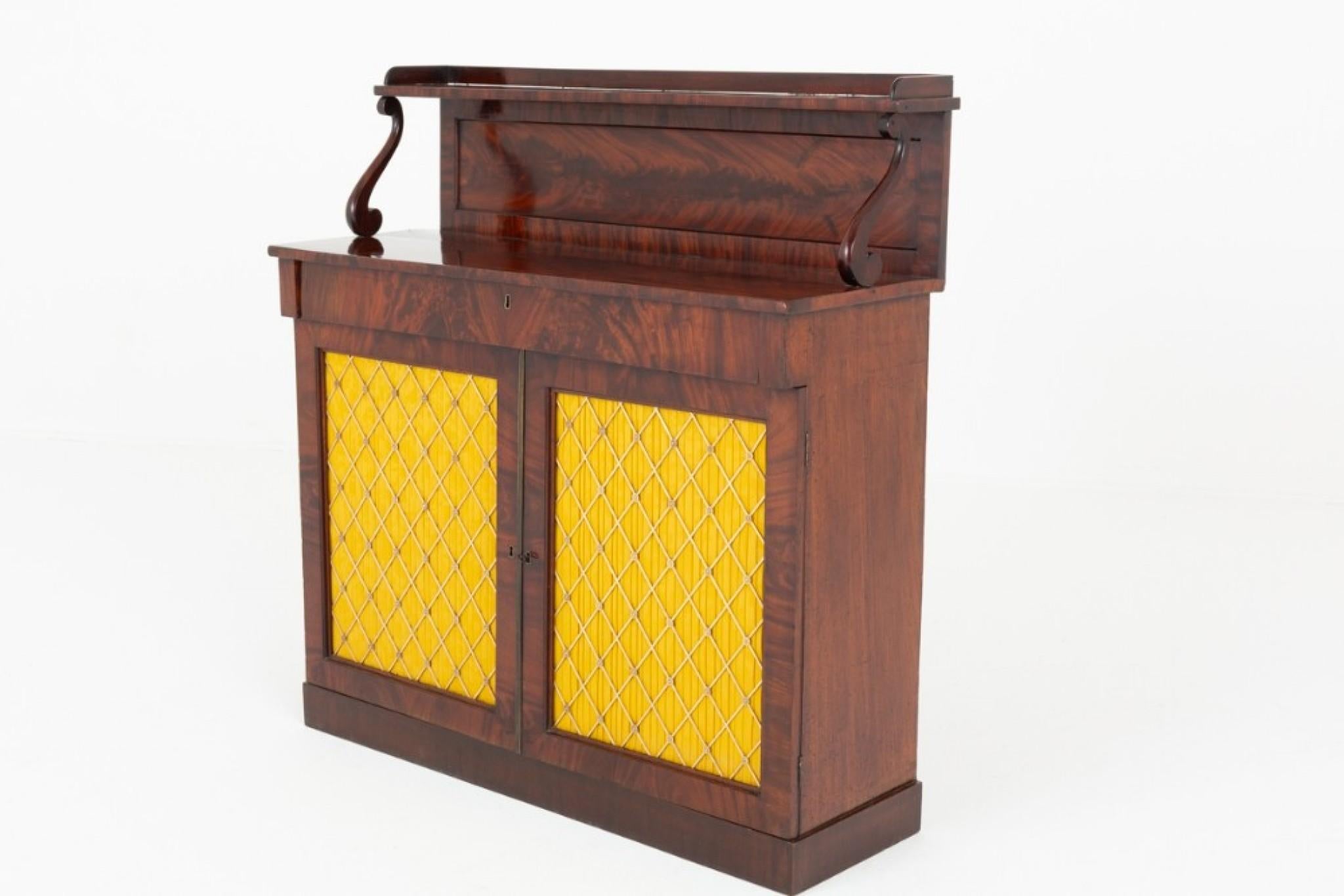 Fine XX secolo Credenza d'epoca Regency Chiffonier in mogano in vendita