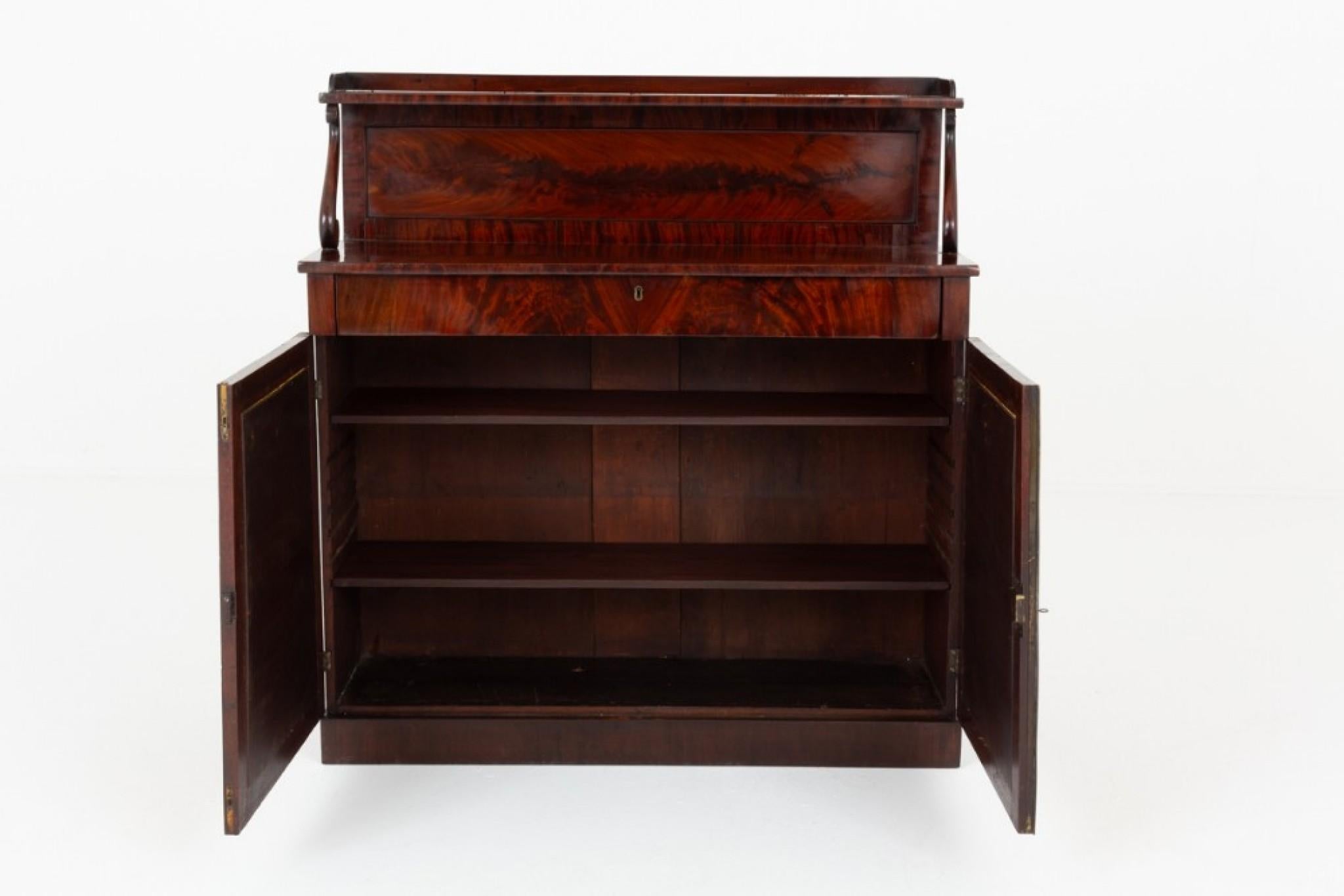 Credenza d'epoca Regency Chiffonier in mogano in vendita 1