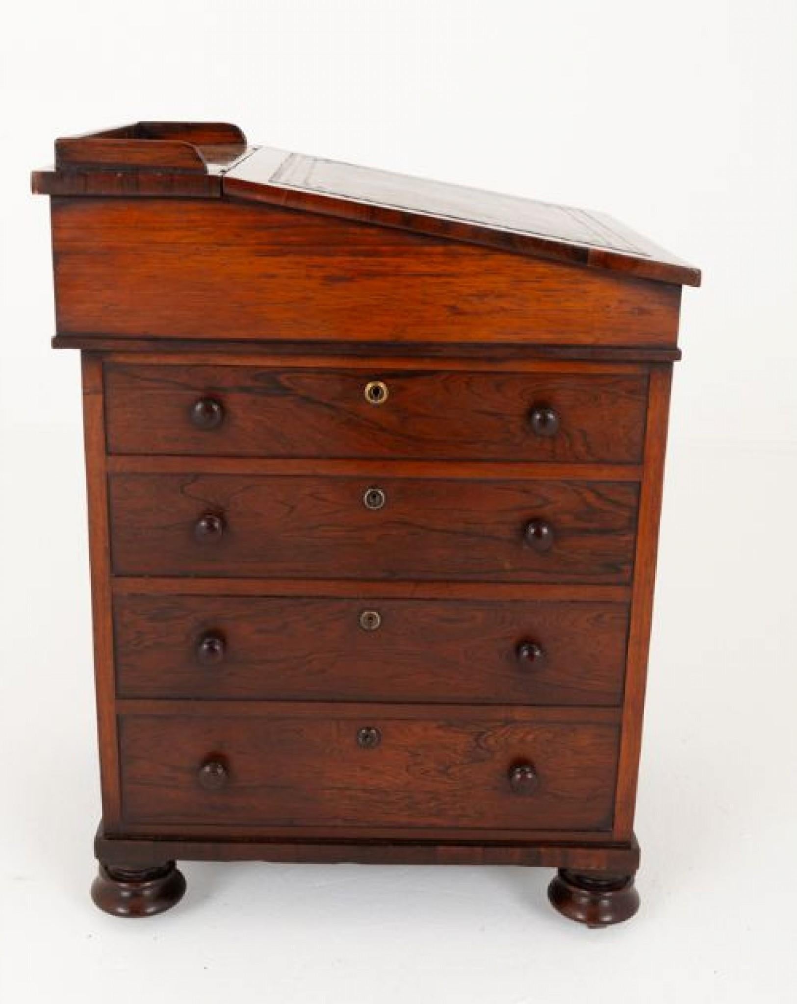 Questo bel Davenport poggia su piedi torniti.
Ha una disposizione di 4 cassetti graduati rivestiti in Oak che conservano i loro pomelli originali.
Periodo Regency - circa 1815
L'interno presenta 2 cassetti funzionanti e 2 cassetti finti.
Il finto