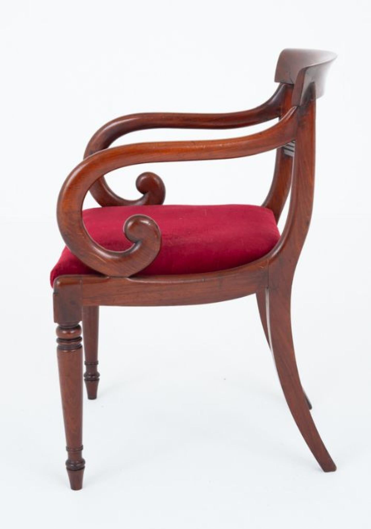 Sedia da scrivania in mogano della tarda Reggenza
Sedia d'epoca Regency
Questa sedia è sollevata su gambe anteriori tornite e gambe posteriori a sciabola.
Seduta imbottita e sollevabile
Abbiamo diverse scrivanie da abbinare se stai cercando un set