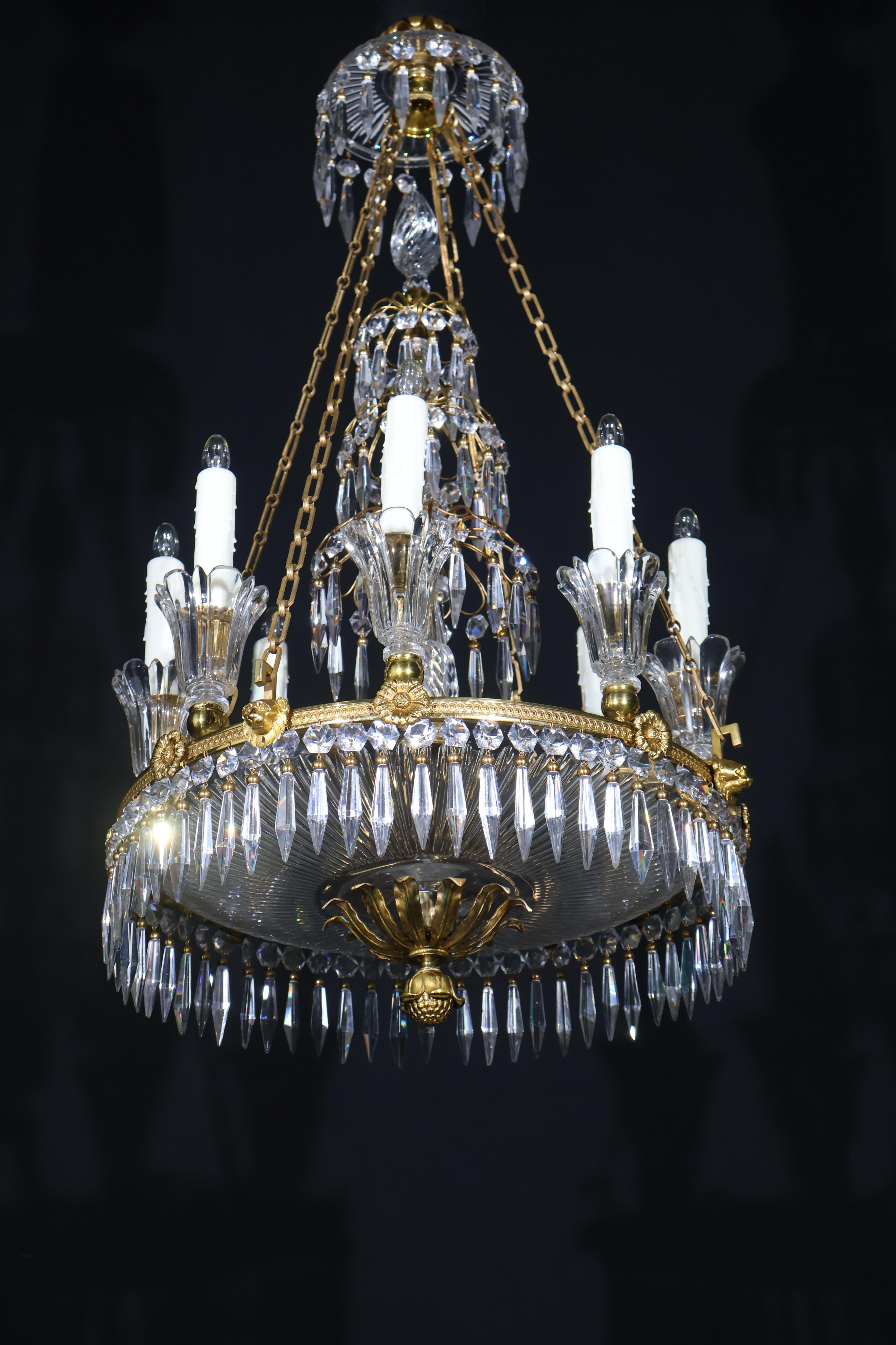 Une belle qualité du début du 19e siècle Ormolu & Cut Crystal Dish Light suspendue avec des gouttes à facettes, le baldaquin au-dessus du grand plat circulaire en cristal taillé avec une cascade centrale à trois niveaux surmontée d'un fleuron en