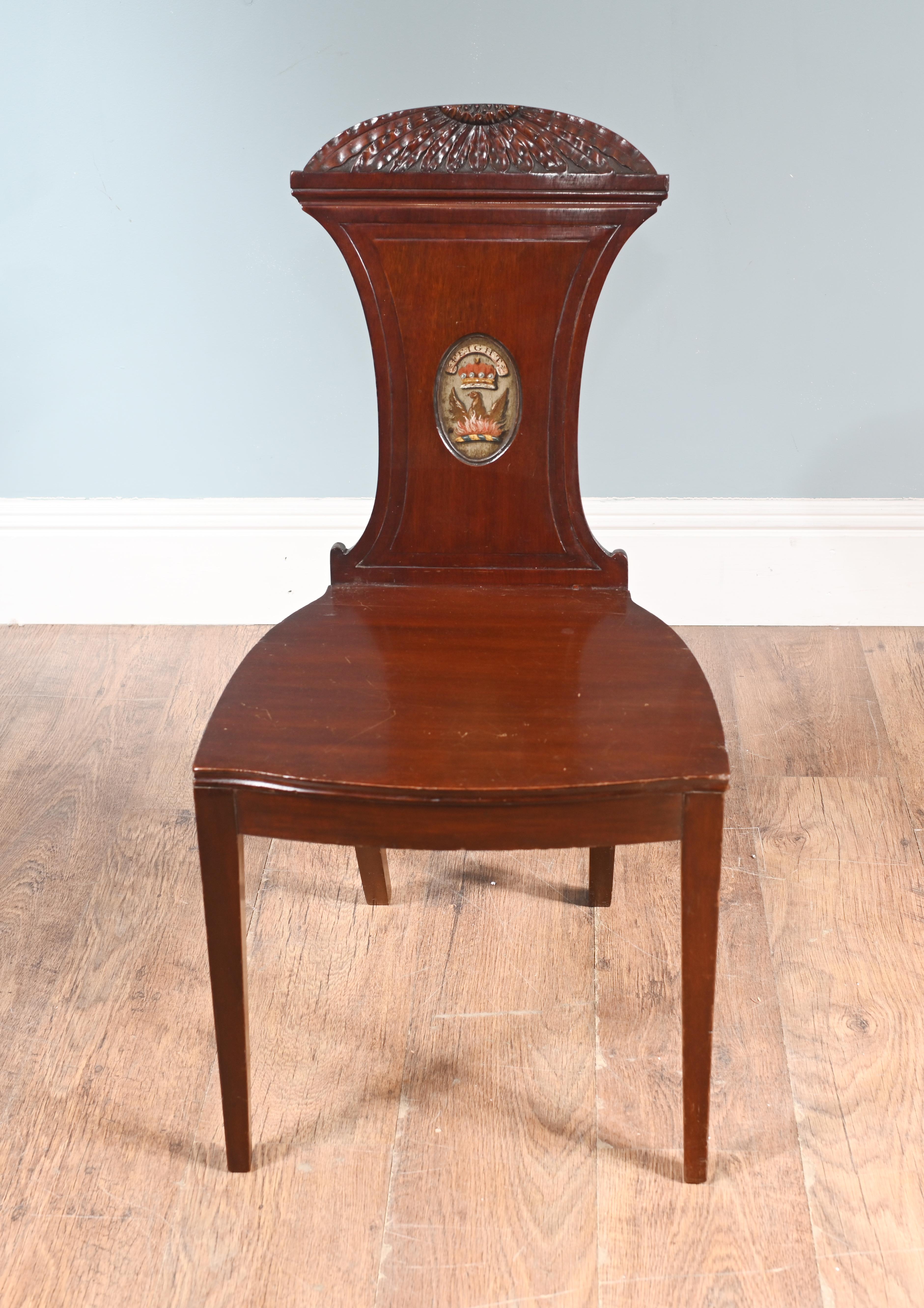 Stai visualizzando una sedia da sala d'epoca Regency in mogano
Circa 1810, la sedia è solida e priva di oscillazioni.
Pannello posteriore centrale con stemma ovale dipinto.
con una corona sopra una fenice che sorge dalle fiamme, incorniciata da un