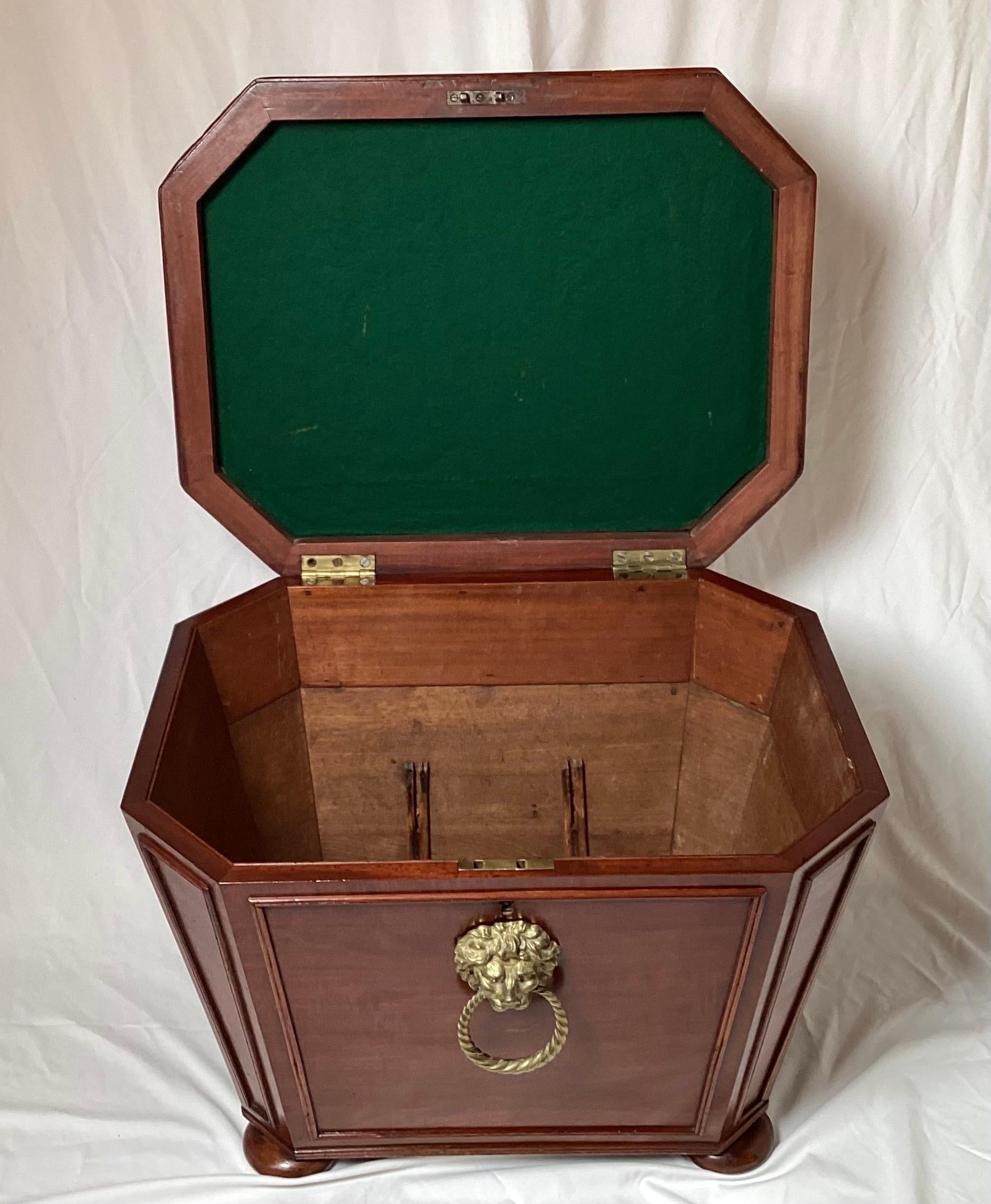 Period Regency Mahogany Cellarette England 1820 In Good Condition In Lambertville, NJ