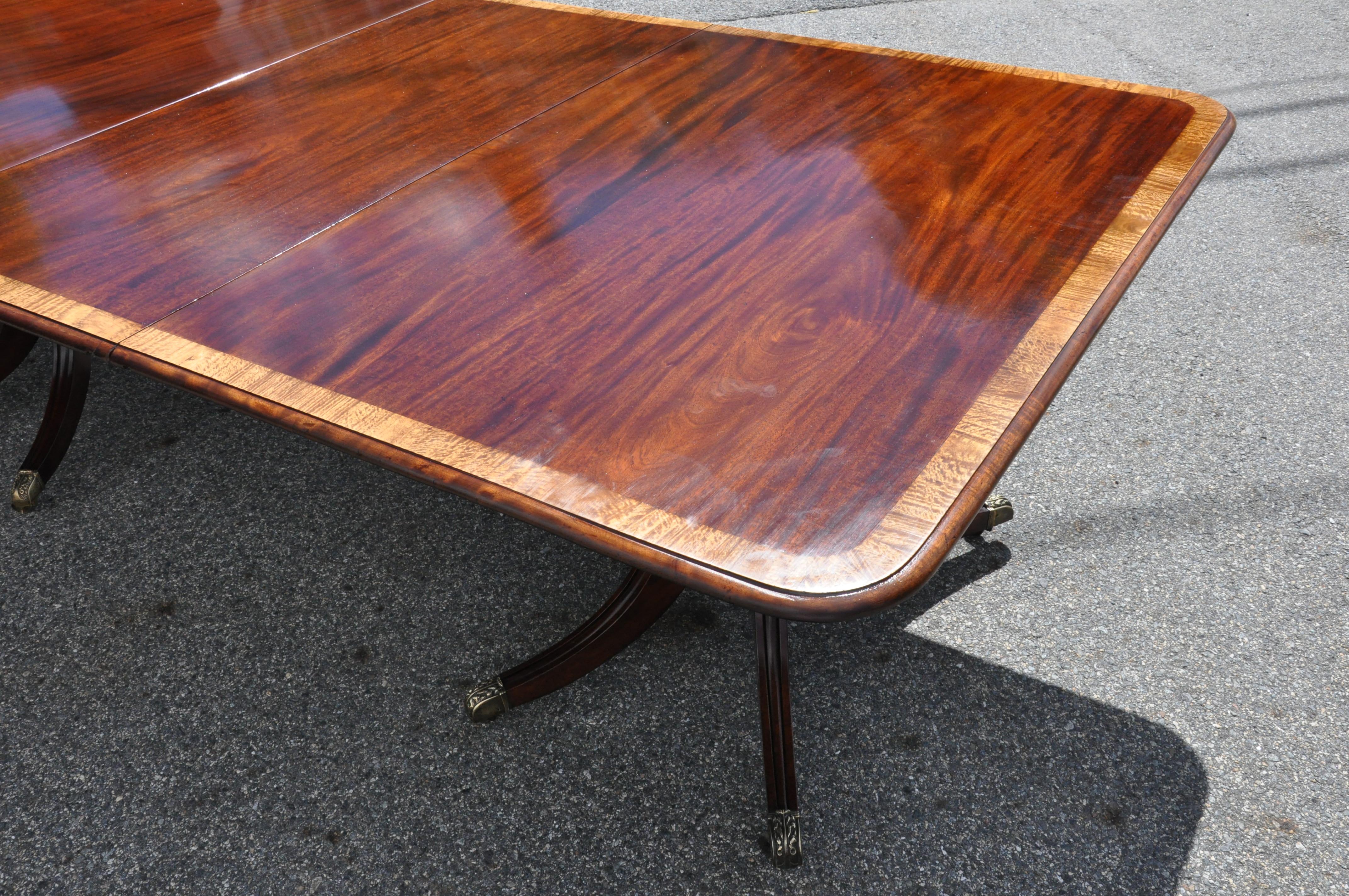 Period Regency Mahogany Triple Pedestal Dining Table with Satinwood Banding In Good Condition In Essex, MA