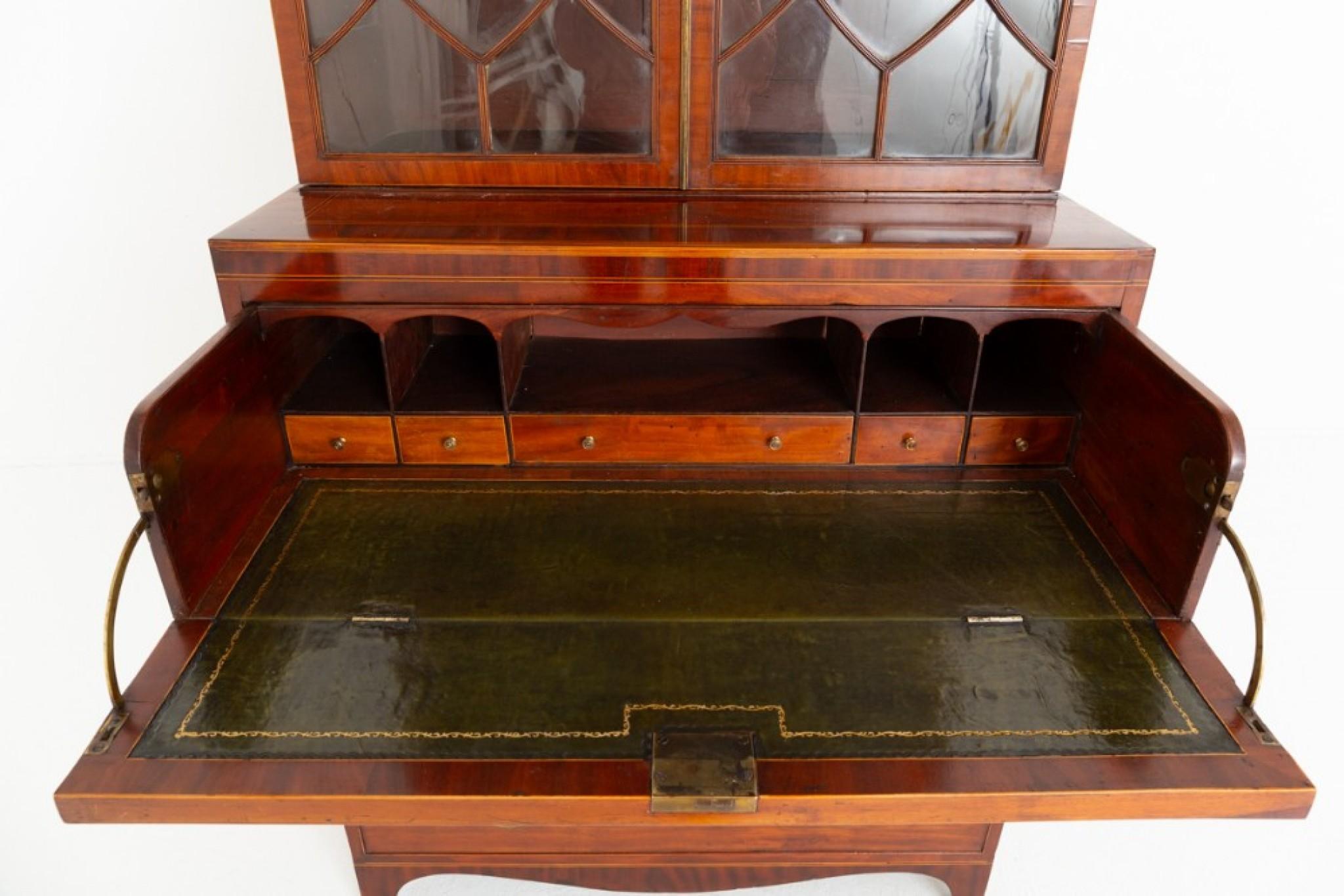Libreria secretaire in mogano Regency.
Mobili antichi d'epoca Regency
Questa libreria ha una disposizione di 4 cassetti rivestiti in mogano con splendide maniglie in ottone fuso.
Il cassetto superiore si apre per rivelare un secretaire con una