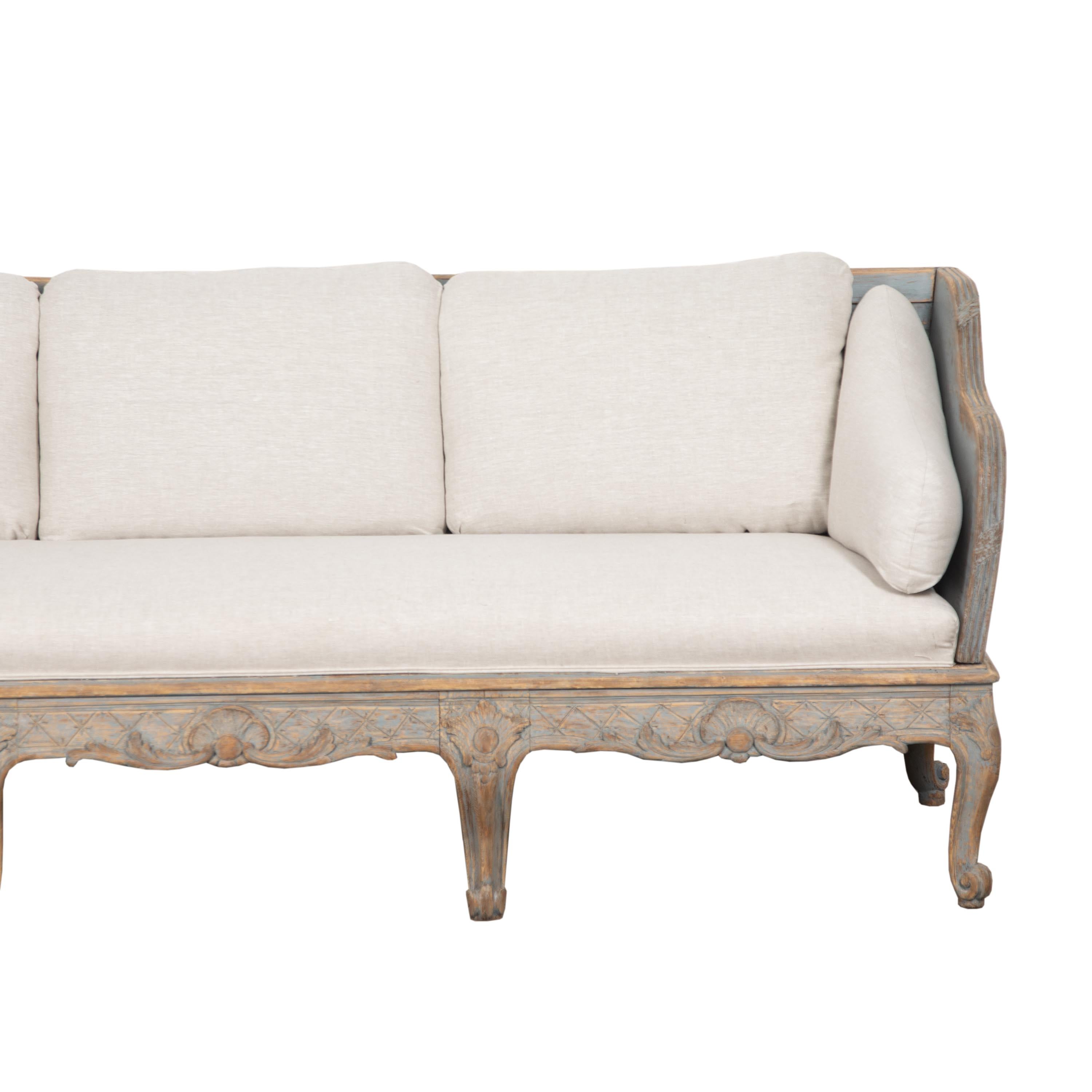 Period Rococo tragsofa sofa.
Dating to the 18th century with decorative shell and leaf carving to the front stretcher, continuing along the sides with further diamond decoration.
With ribbon and reed carving along the sides and