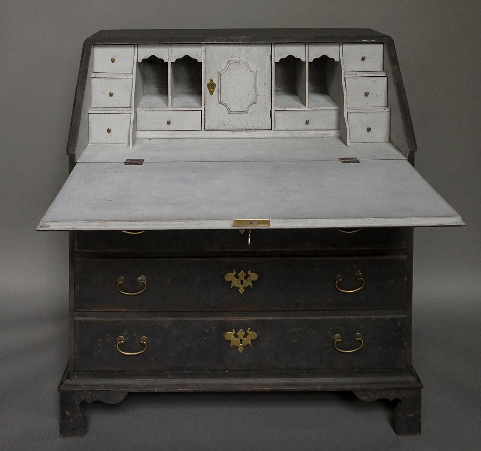 Period Swedish slant-front desk with fitted interior, circa 1820. Under the writing surface are three full-width locking drawers with a smaller pencil drawer at the top. Shaped bracket base.