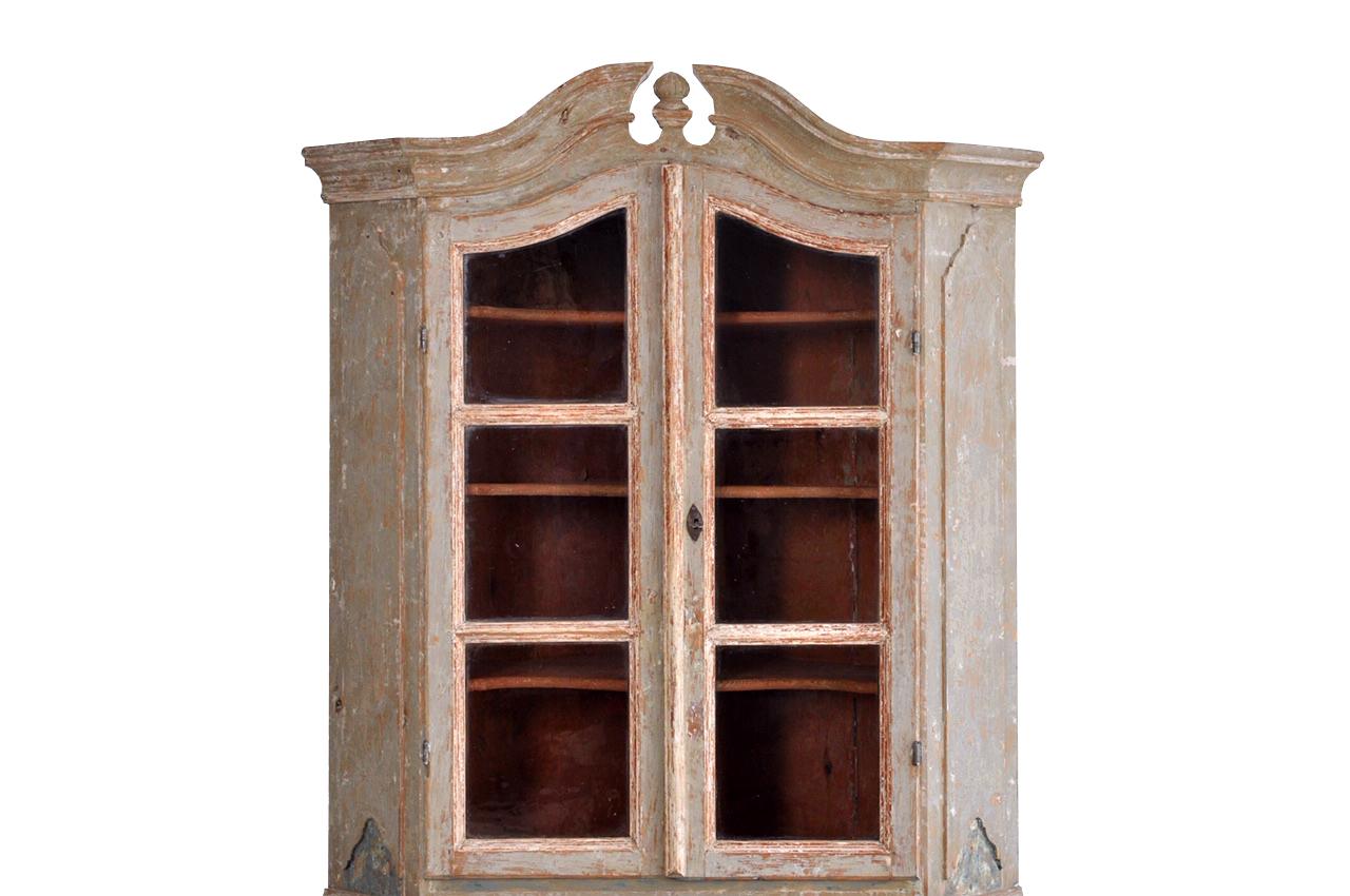 Period Swedish 18th Century Corner Cabinet with Original Paint (Schwedisch)
