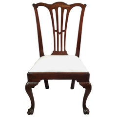 Chaise d'appoint Philadelphie d'époque à trois pieds en acajou