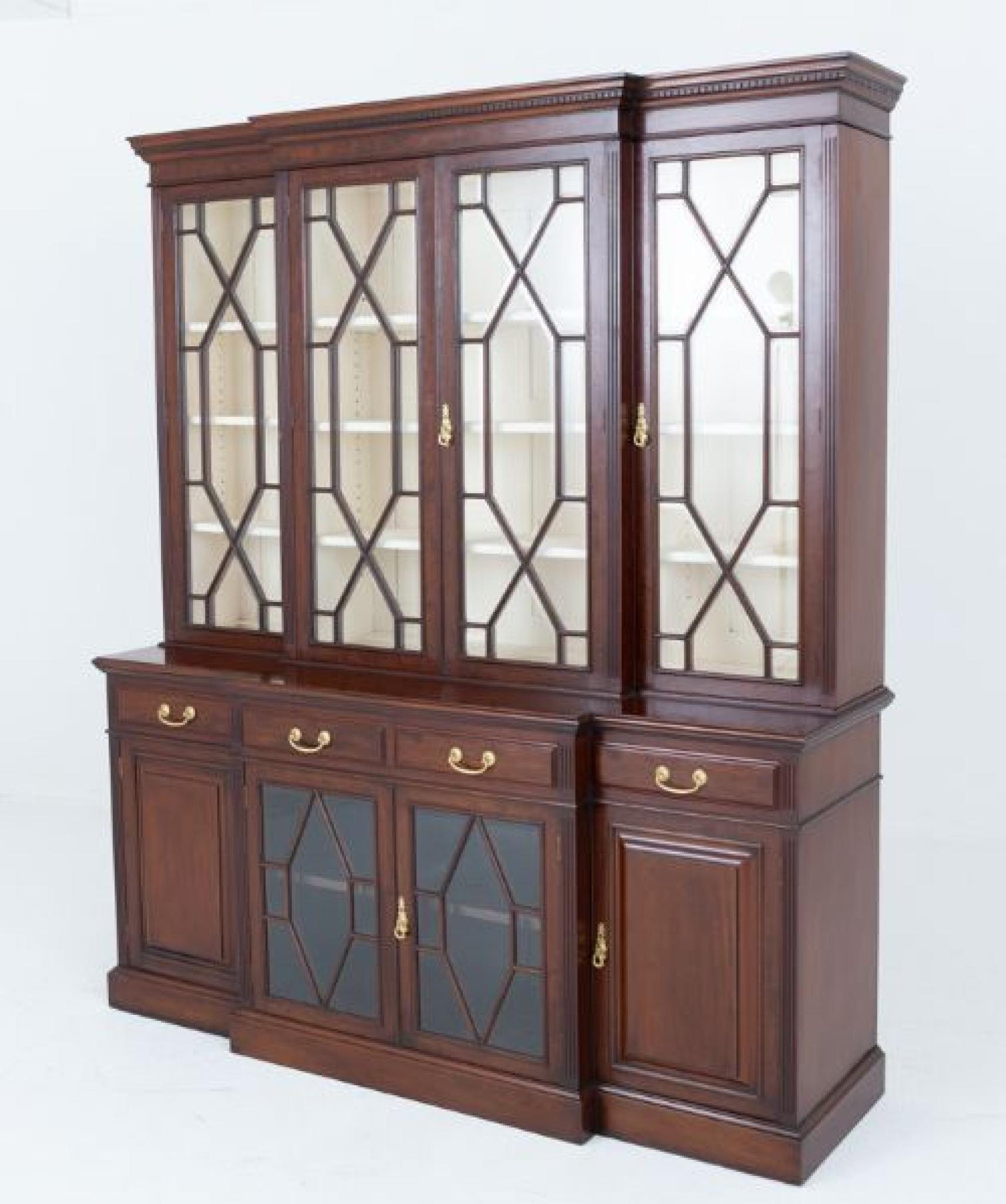 Imposing Victorian mahogany breakfront bookcase
This bookcase stands upon a plinth base
Circa 1880
The lower section of the bookcase having 2 astragal glazed doors with bevelled glass flanked by 2 panelled cupboards above these there are 4 mahogany