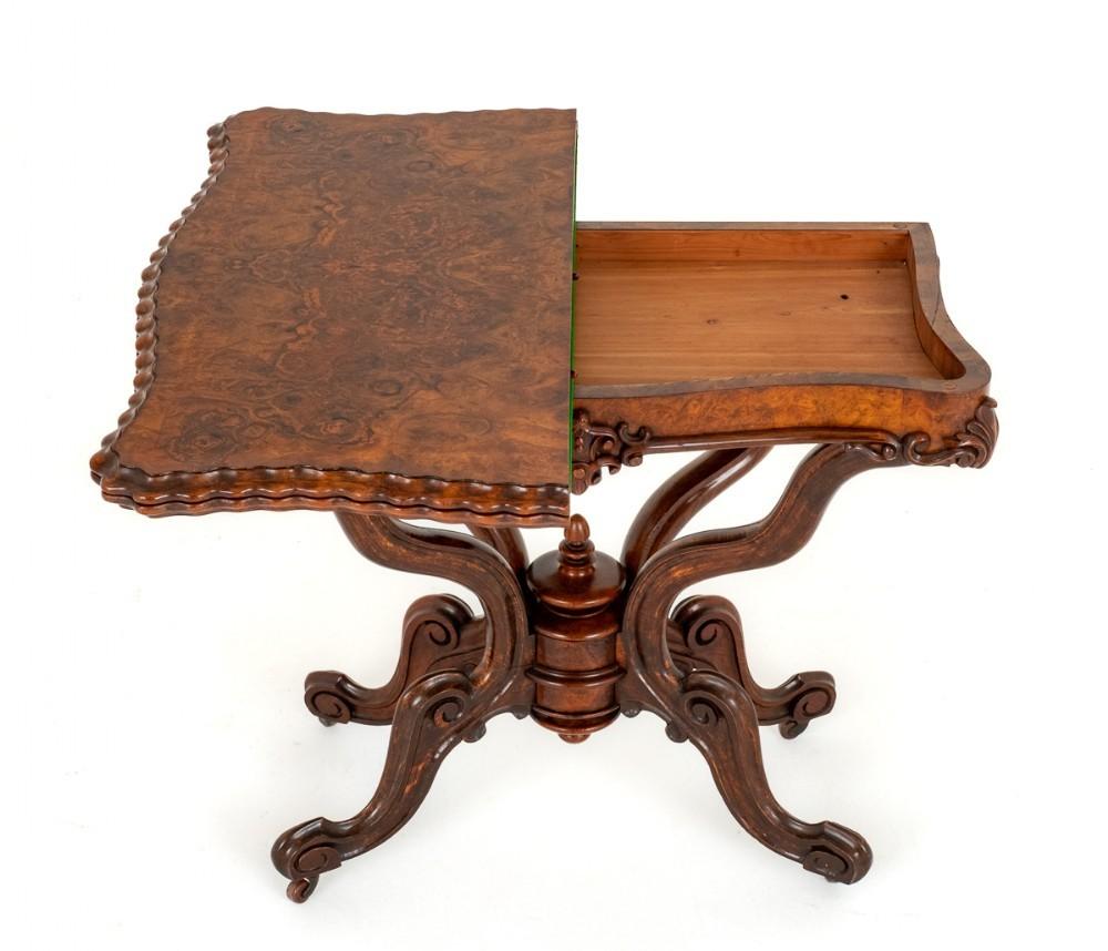 Table à cartes victorienne en ronce de noyer d'une qualité exceptionnelle.
Circa 1860
Cette table repose sur des pieds façonnés et sculptés avec des roulettes d'origine.
La table présente une colonne centrale tournée avec des supports en forme.
La