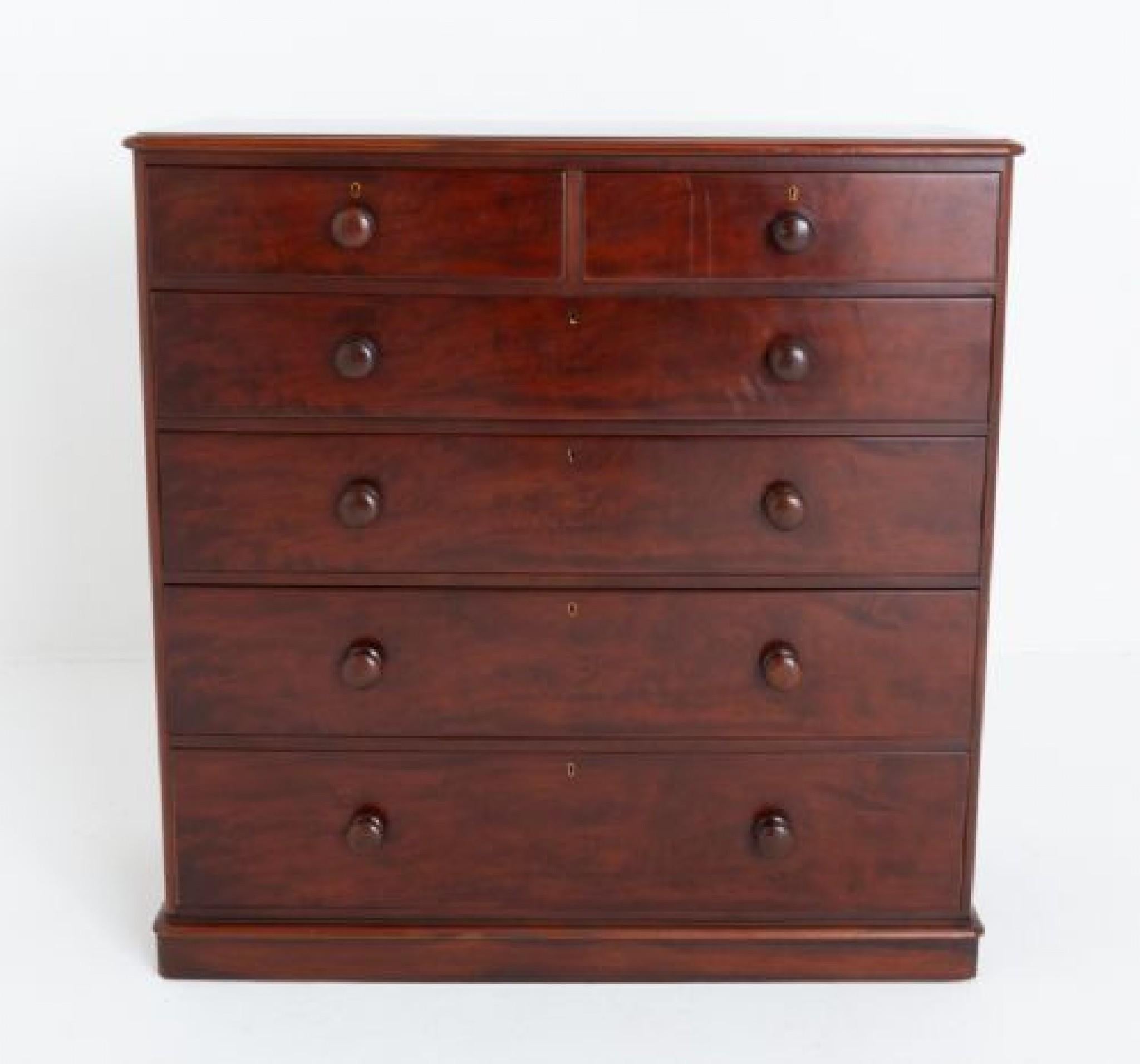Period Victorian chest of drawers mahogany 1860 In Good Condition In Potters Bar, GB