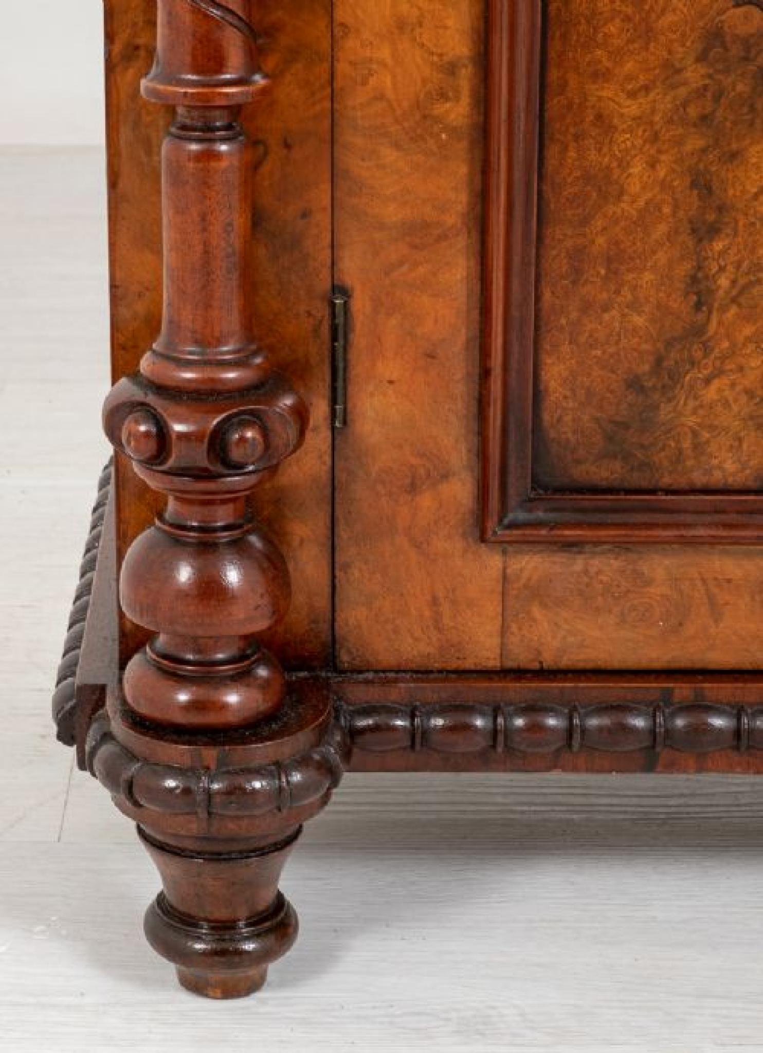 Zeitgenössische viktorianische Chiffonier Anrichte Gratnussbaum 1850 (Walnuss) im Angebot